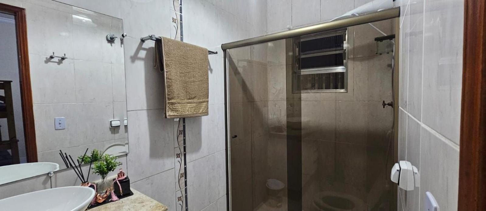 Pousada II House Beach Brasil , Suites com banheiros Privativos, PISCINA com cascata e área familiar para churrasco, Garage GRATUITA, próx-praia da Aviação