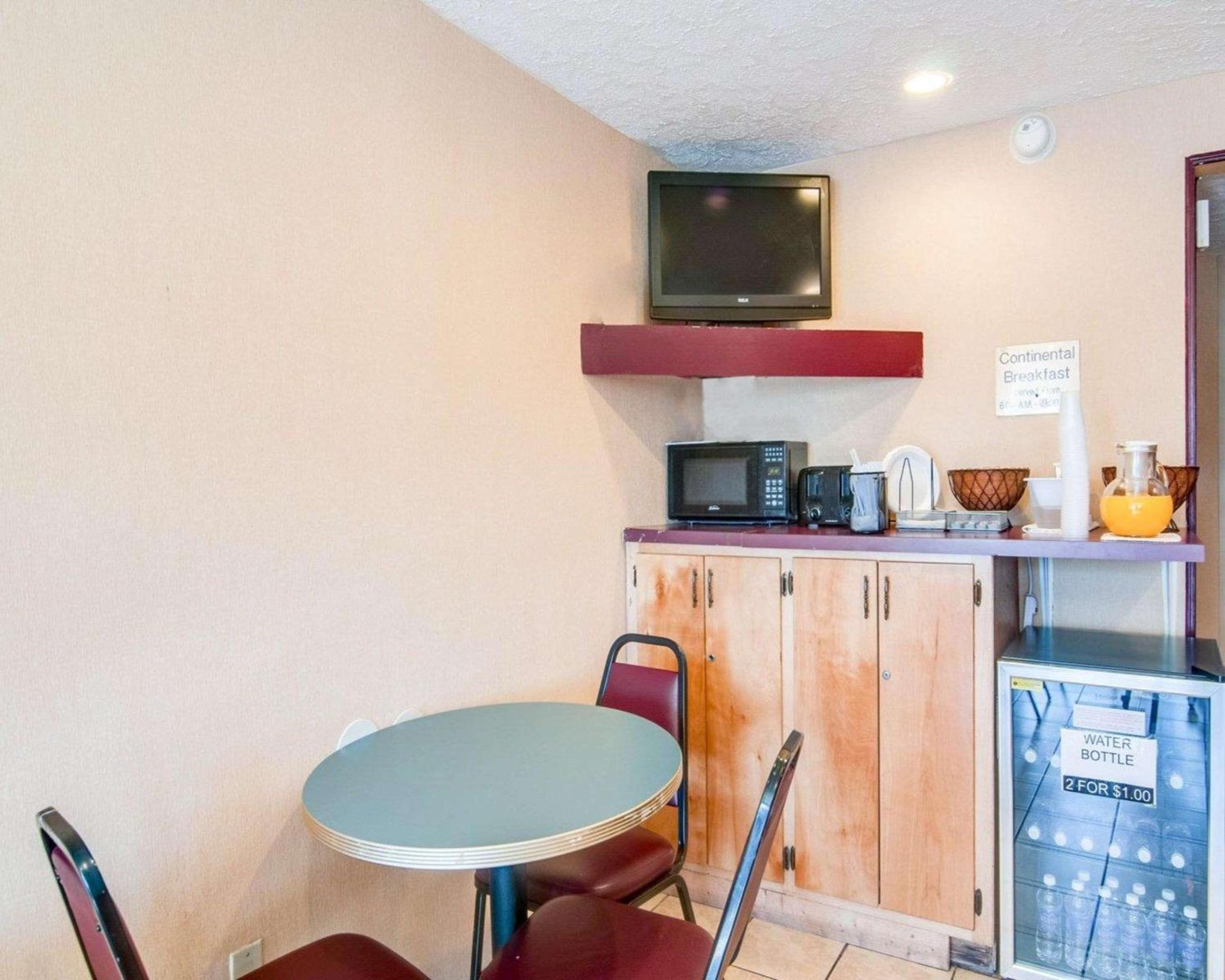 Econo Lodge Galax view 5