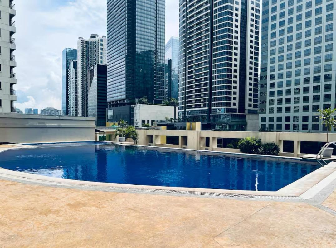 Spacious 1BR with 300MBPS Internet near High Street BGC