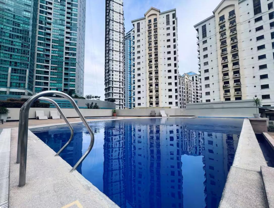 Spacious 1BR with 300MBPS Internet near High Street BGC