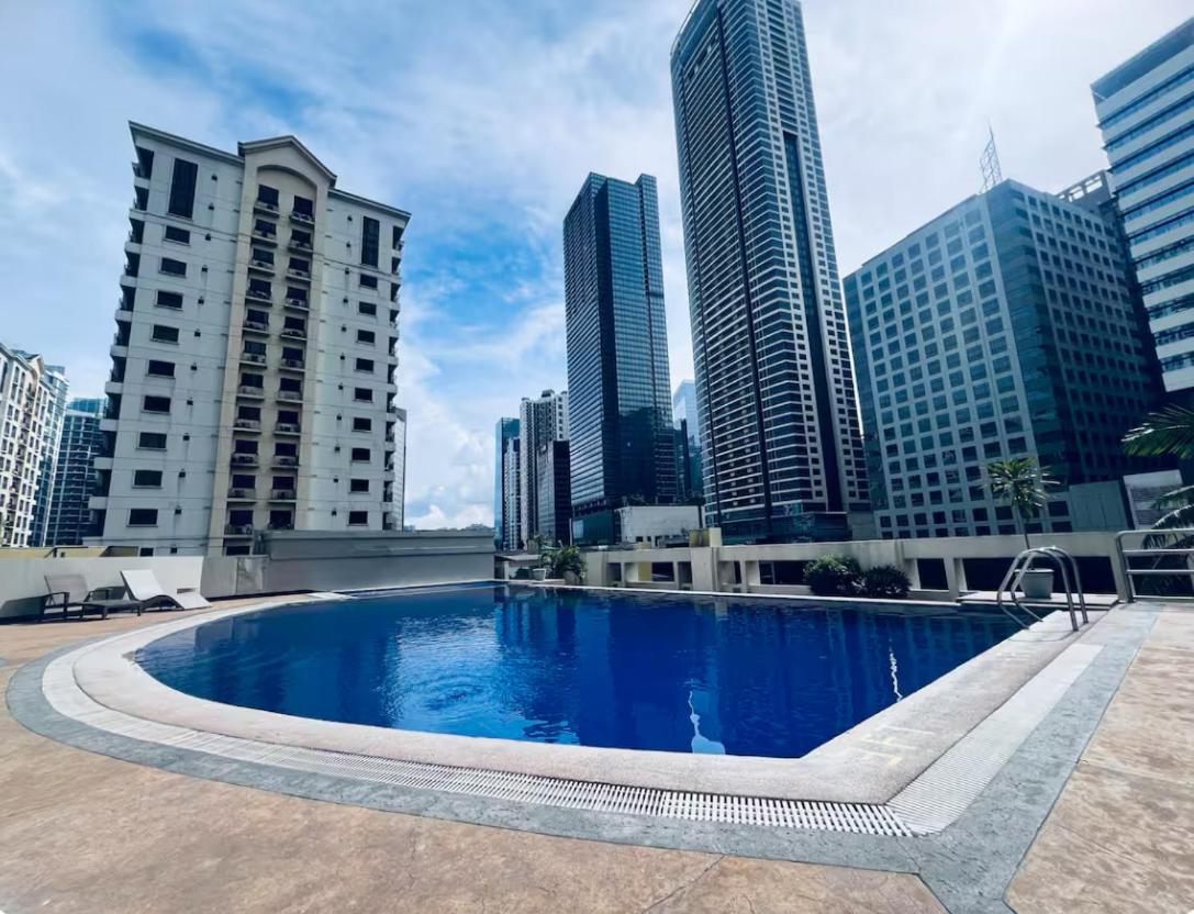 Spacious 1BR with 300MBPS Internet near High Street BGC