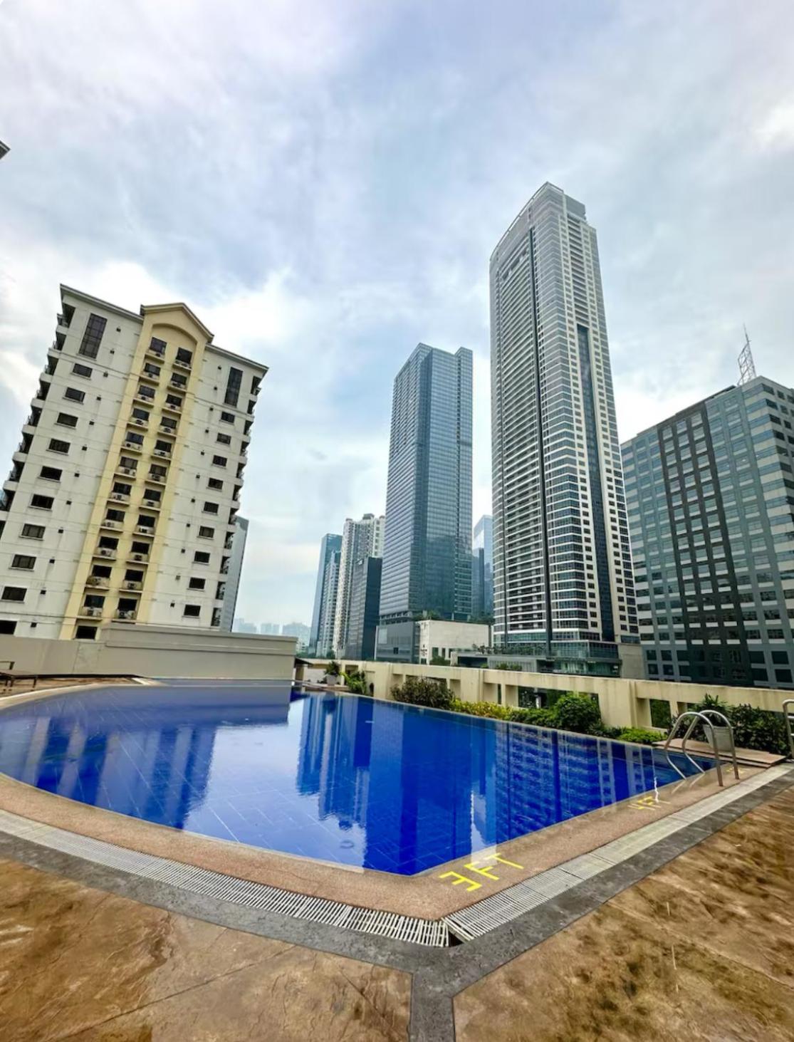 Spacious 1BR with 300MBPS Internet near High Street BGC