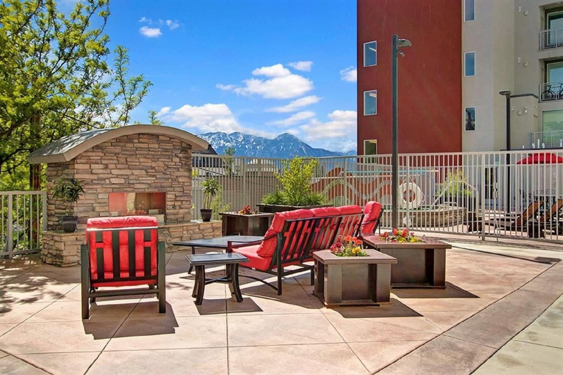Spacious 2-Bedroom Urban Oasis