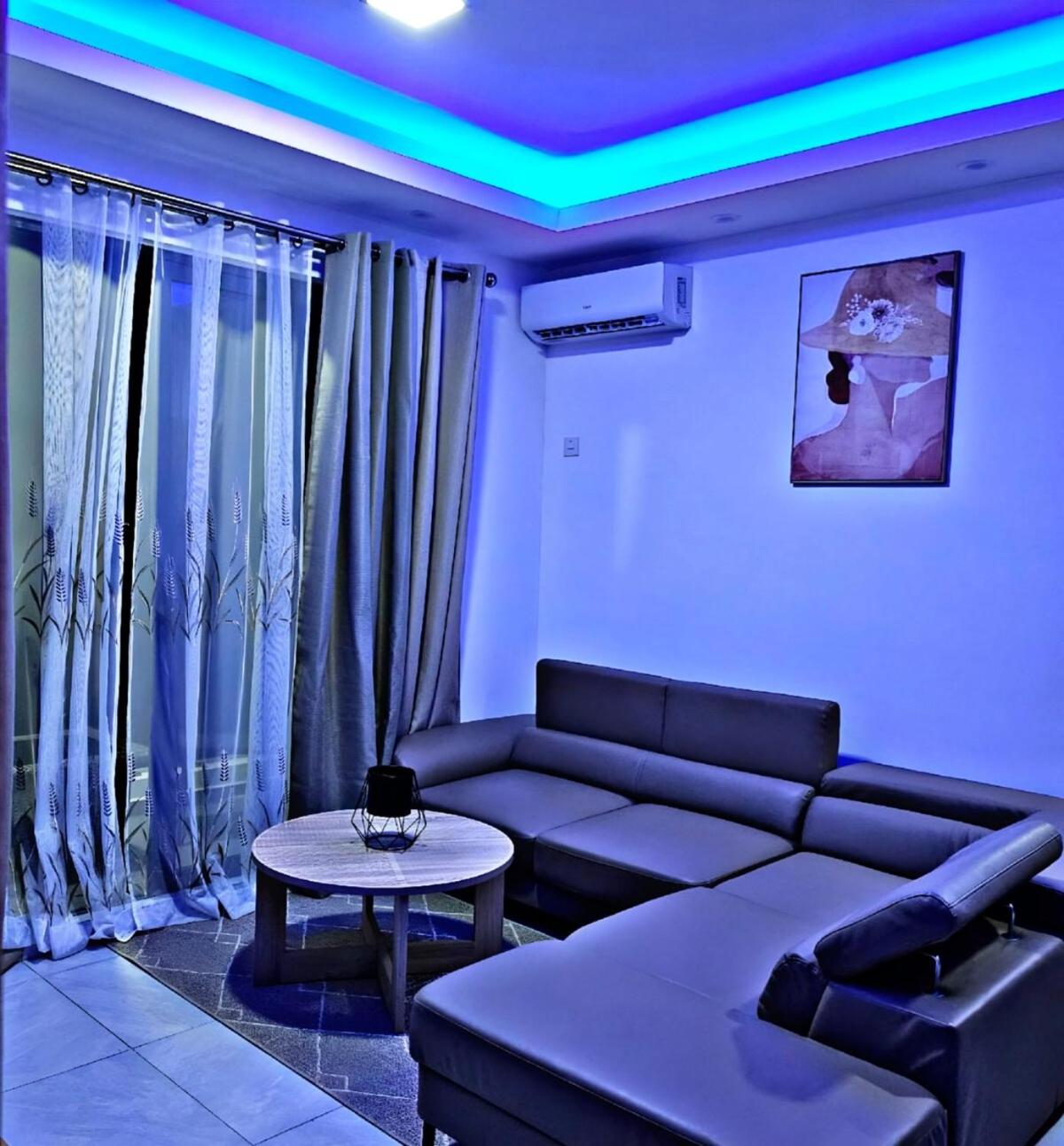 Penthouse paradise getaway 300m to the beach