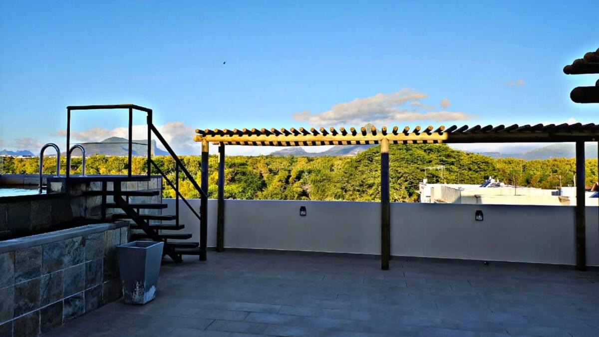 Penthouse paradise getaway 300m to the beach