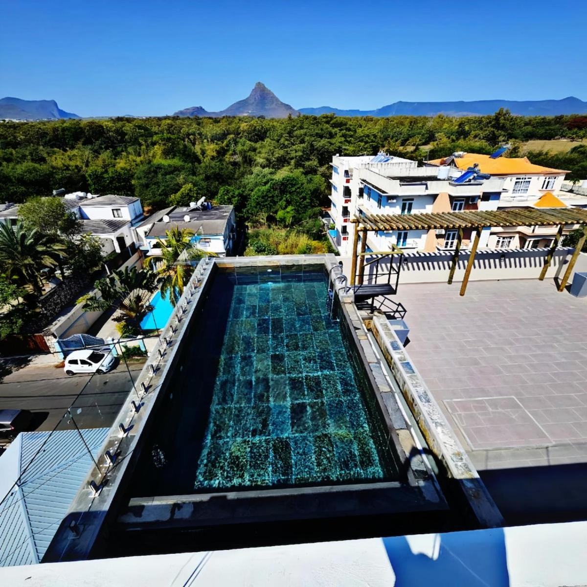 Penthouse paradise getaway 300m to the beach