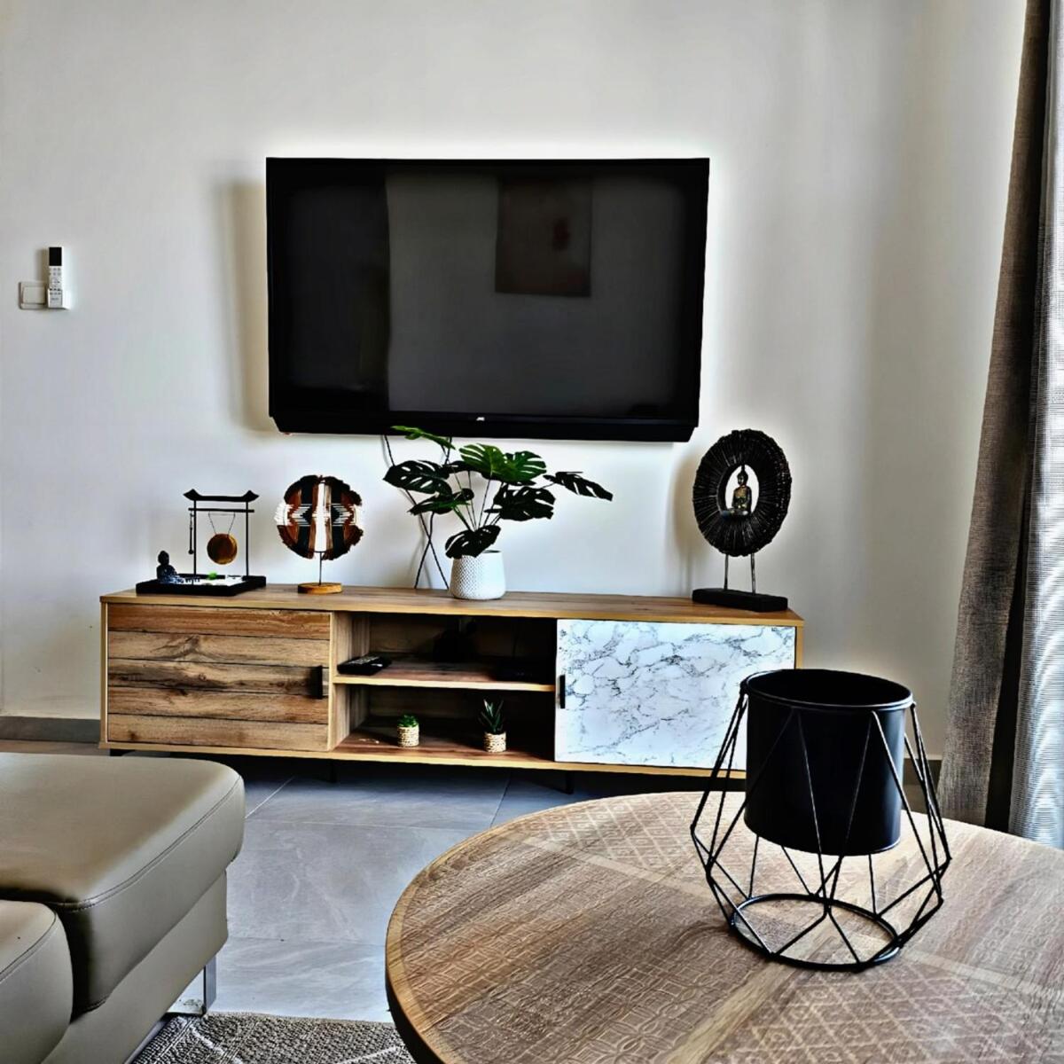 Penthouse paradise getaway 300m to the beach