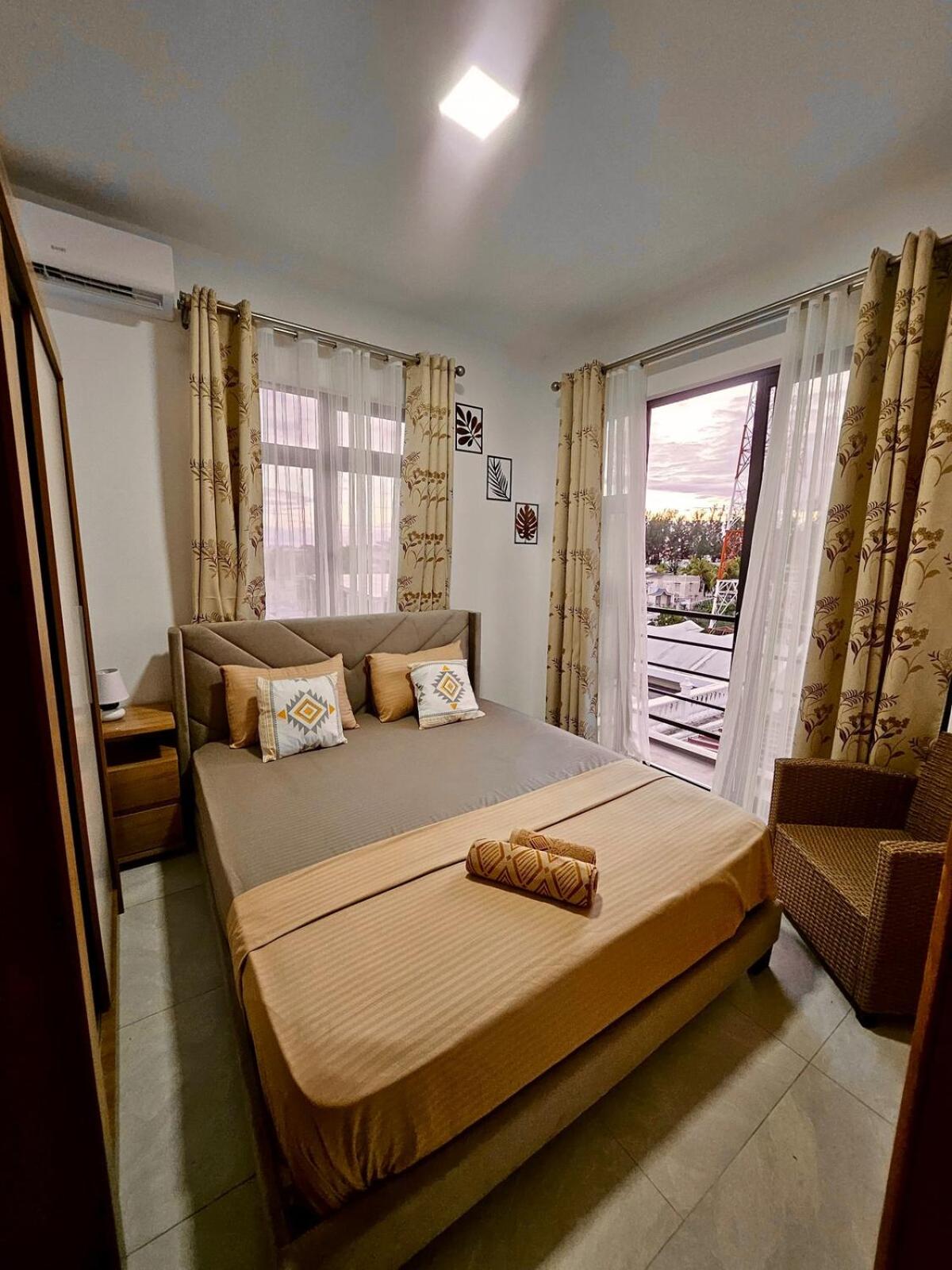 Penthouse paradise getaway 300m to the beach
