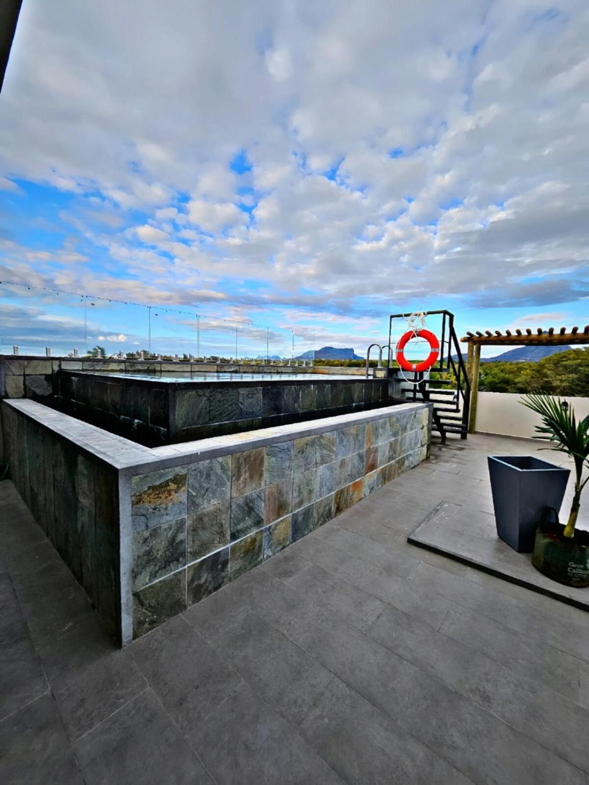 Penthouse paradise getaway 300m to the beach
