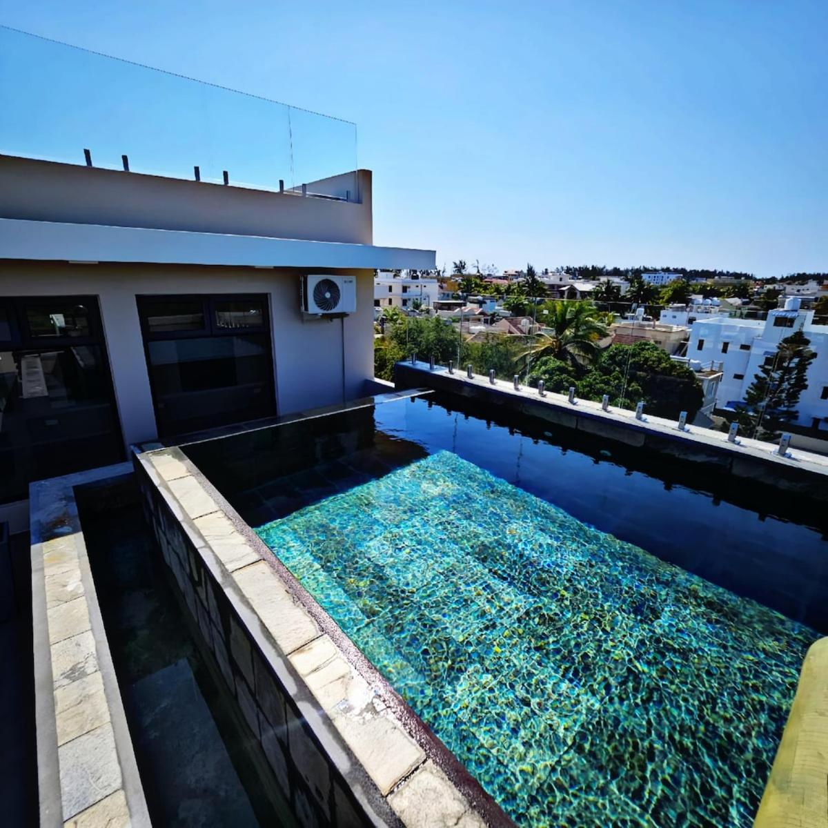 Penthouse paradise getaway 300m to the beach