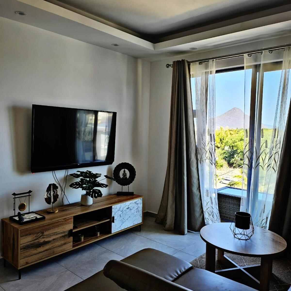 Penthouse paradise getaway 300m to the beach