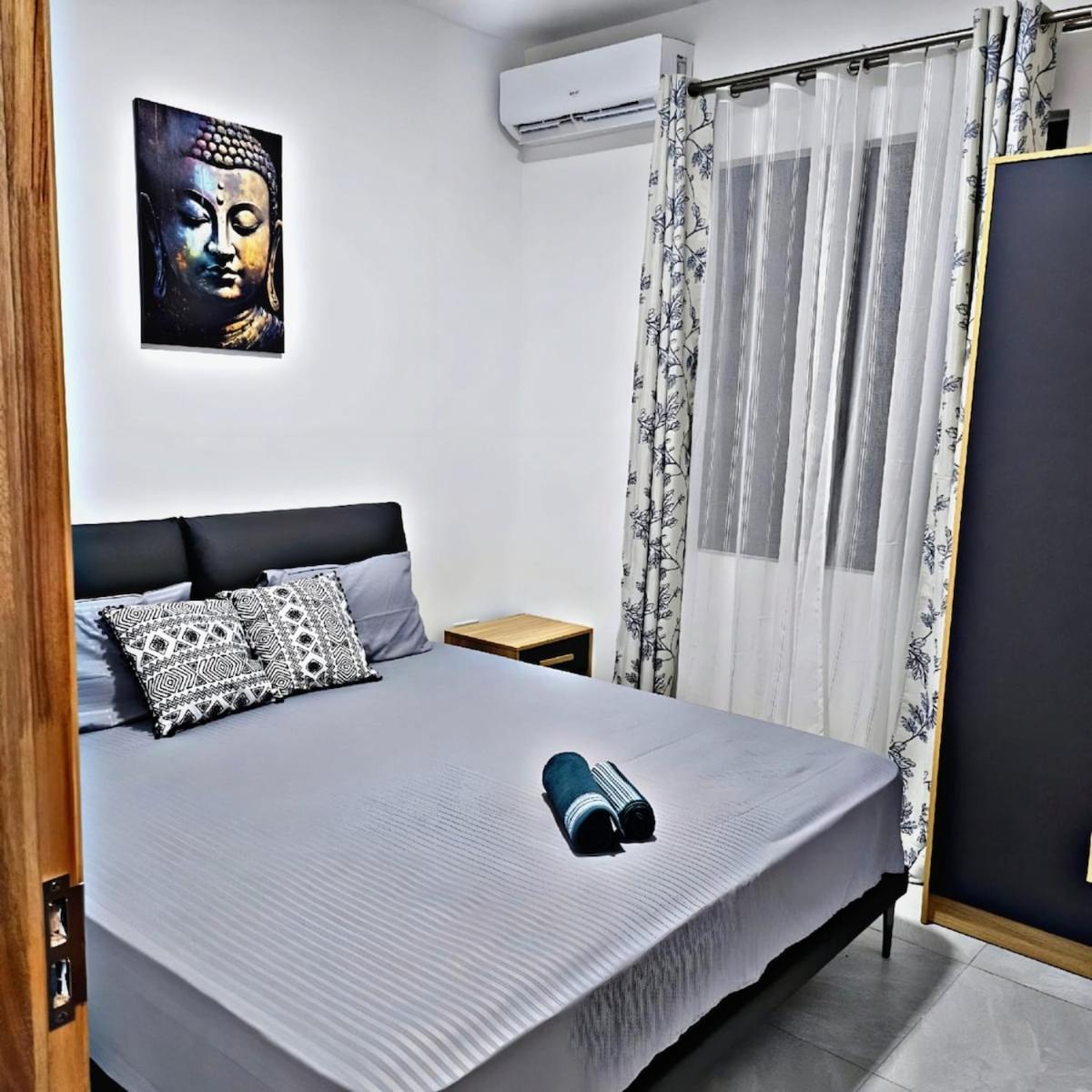 Penthouse paradise getaway 300m to the beach