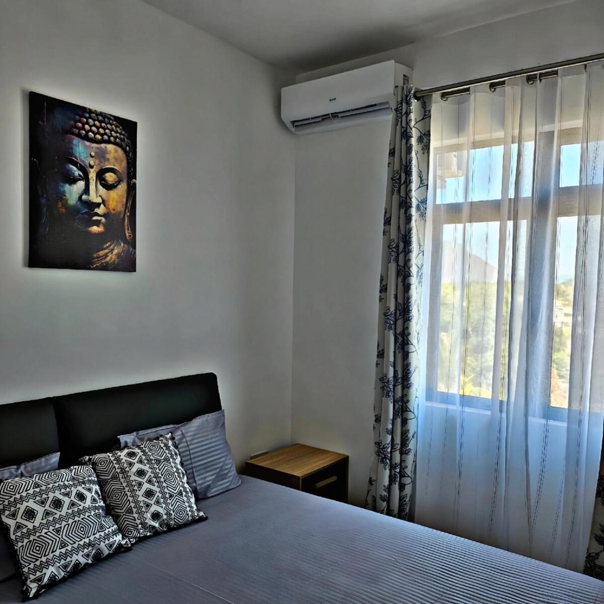 Penthouse paradise getaway 300m to the beach
