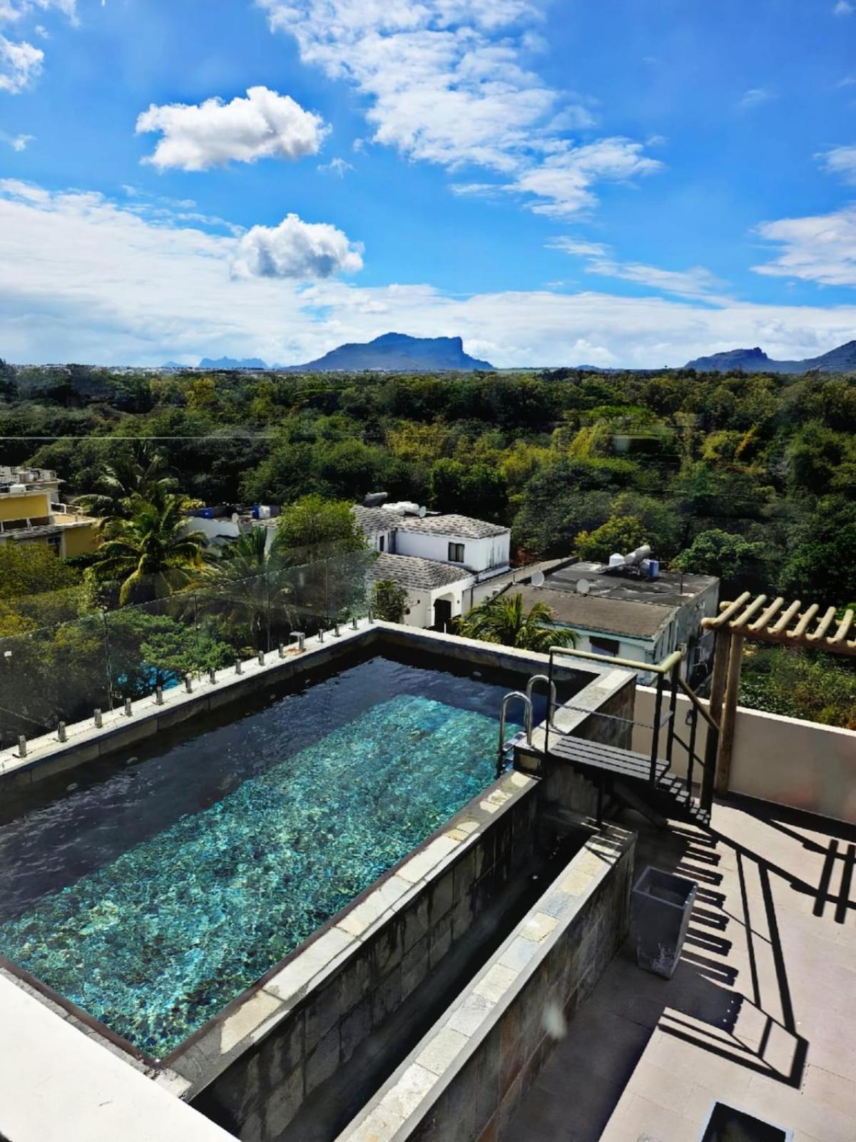 Penthouse paradise getaway 300m to the beach