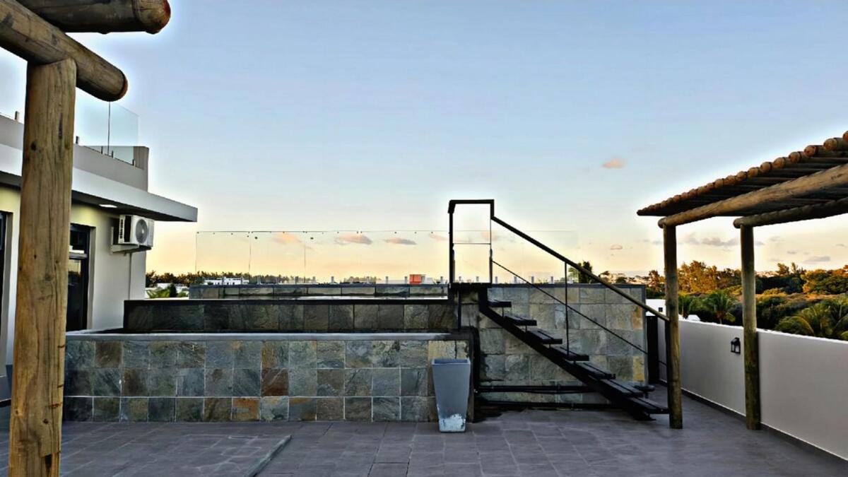 Penthouse paradise getaway 300m to the beach