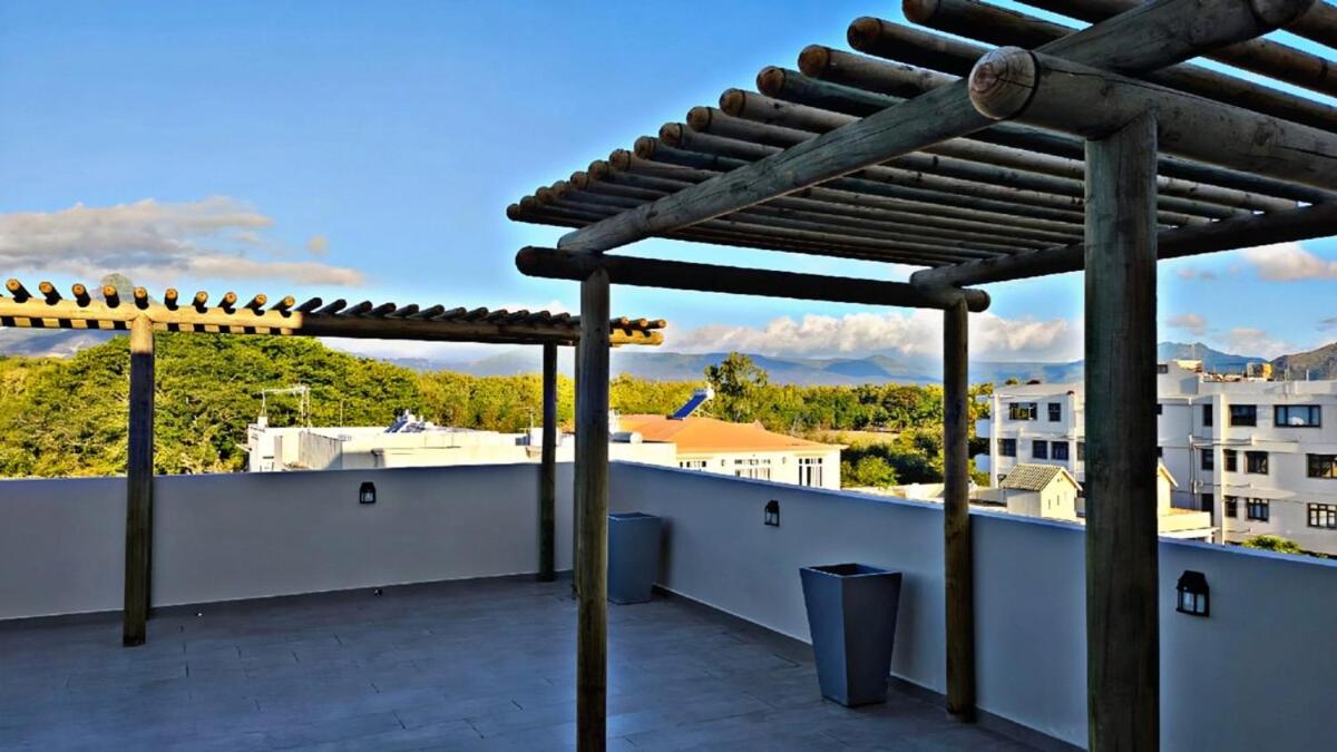 Penthouse paradise getaway 300m to the beach