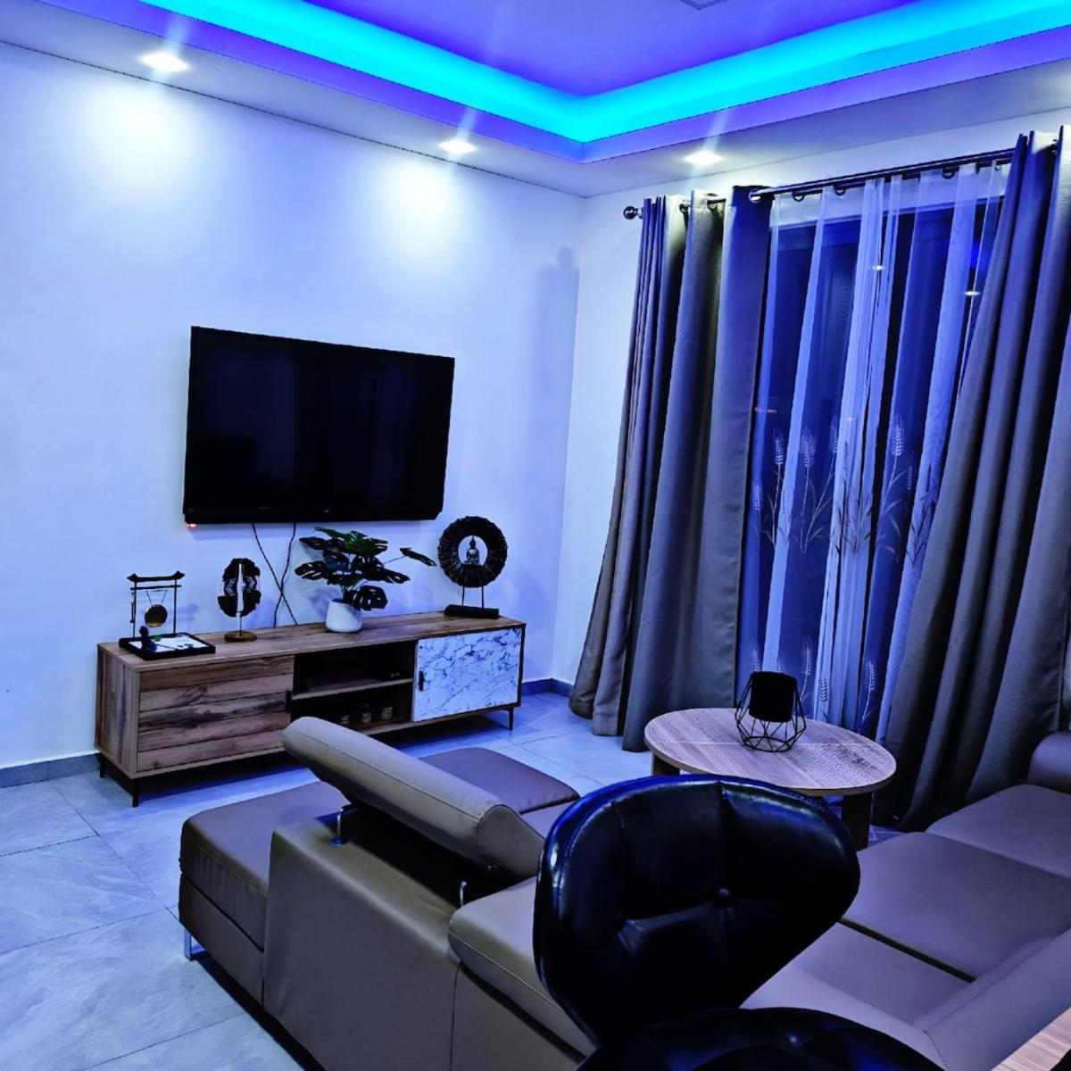 Penthouse paradise getaway 300m to the beach
