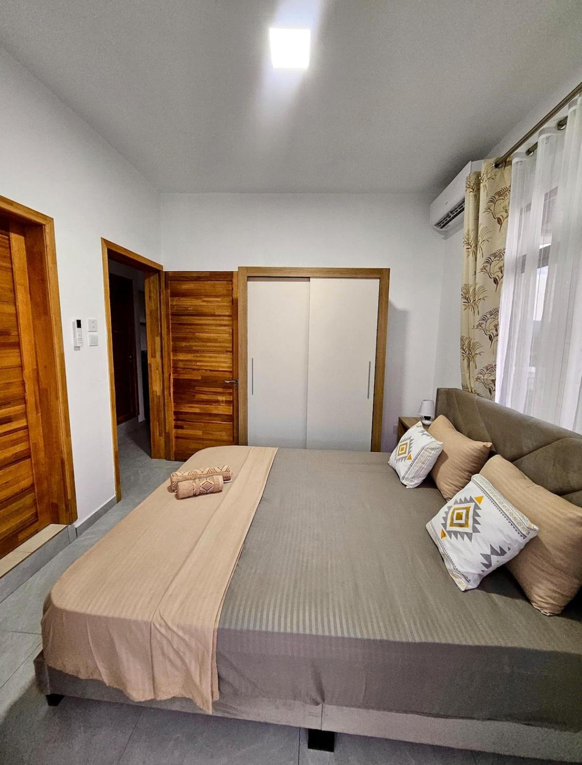 Penthouse paradise getaway 300m to the beach