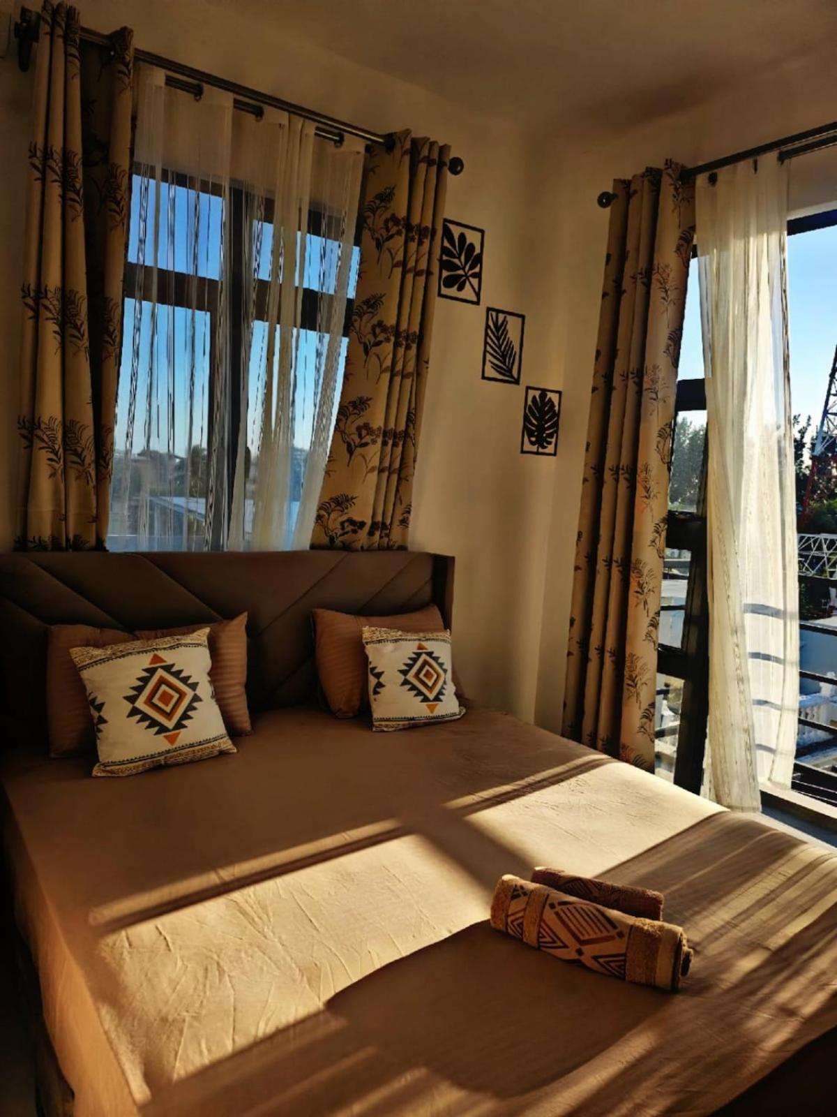 Penthouse paradise getaway 300m to the beach