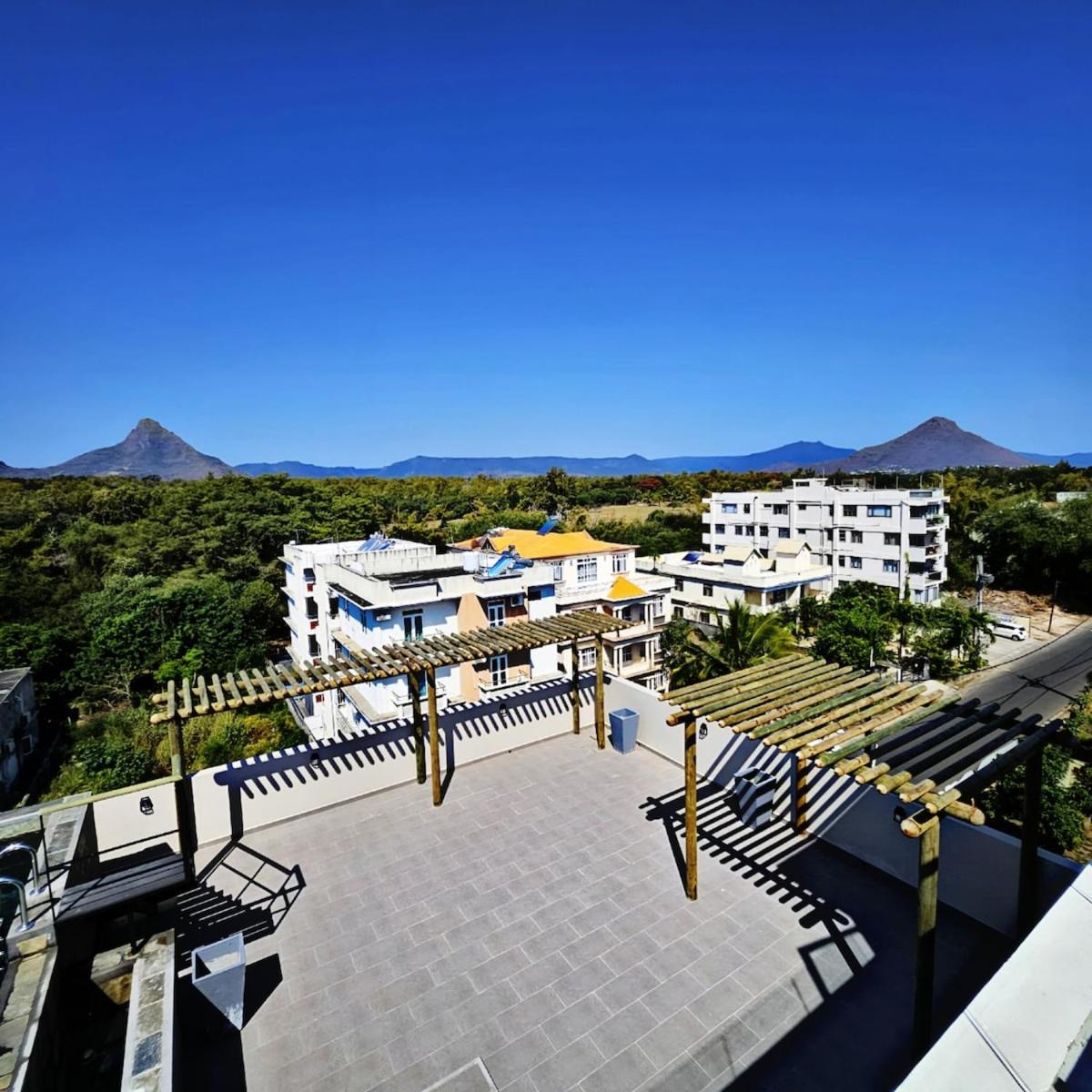 Penthouse paradise getaway 300m to the beach