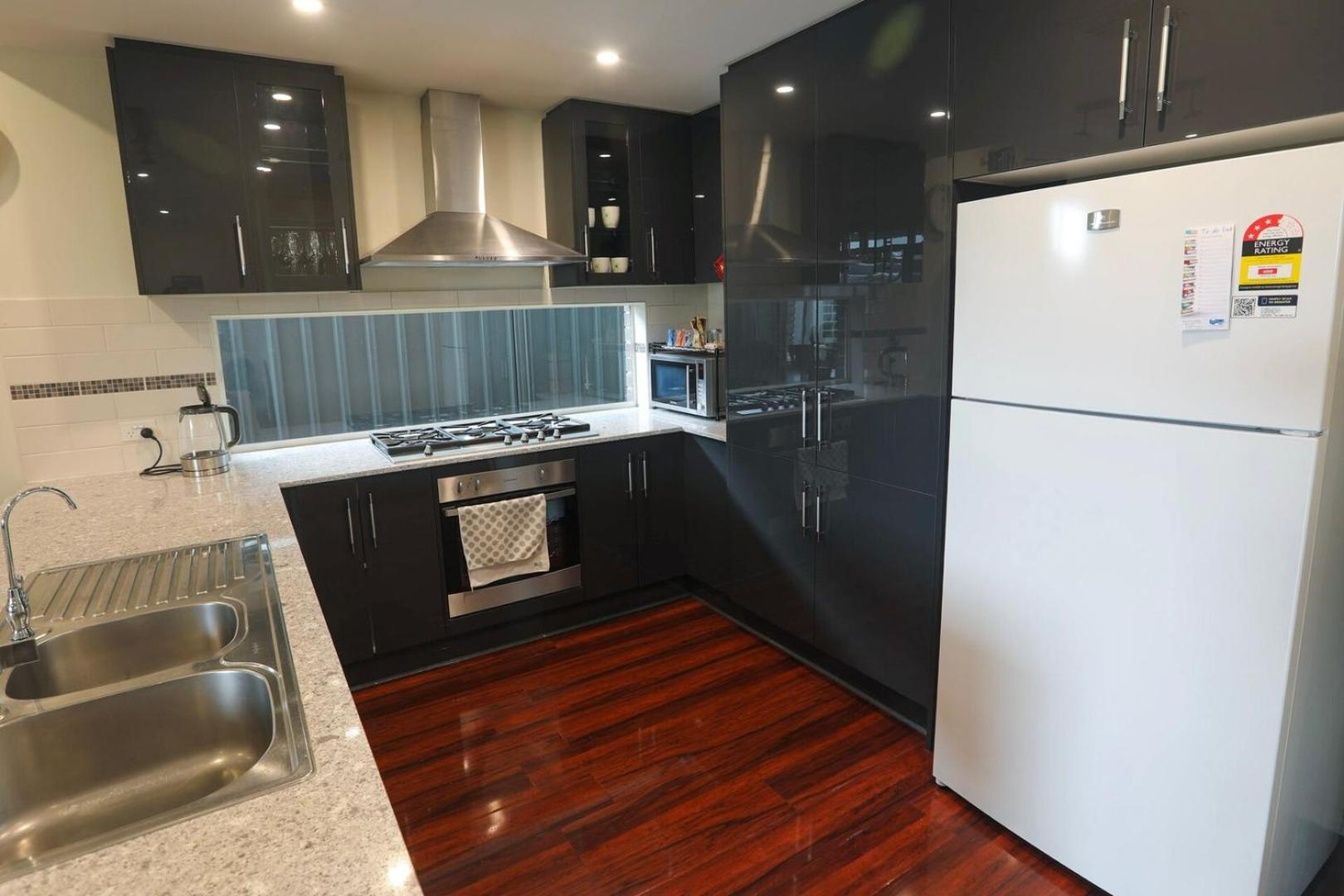 KozyGuru | Richmond | Stylish 3-Bedroom City Gem