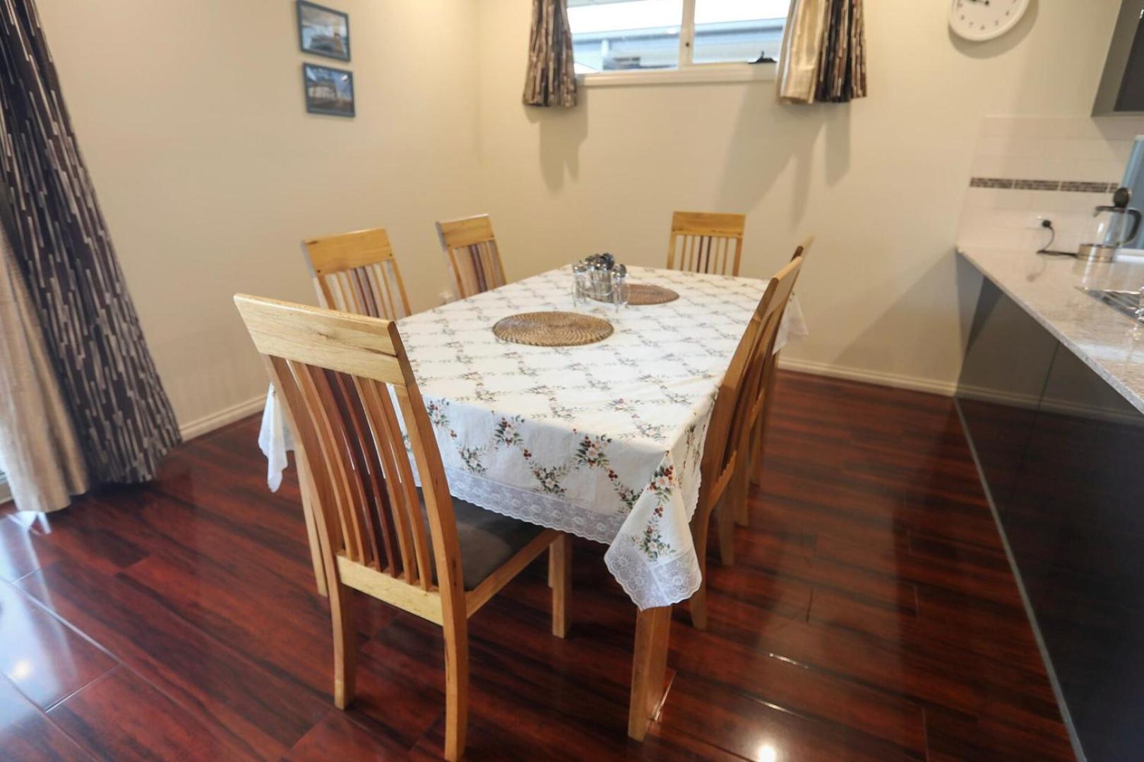 KozyGuru | Richmond | Stylish 3-Bedroom City Gem