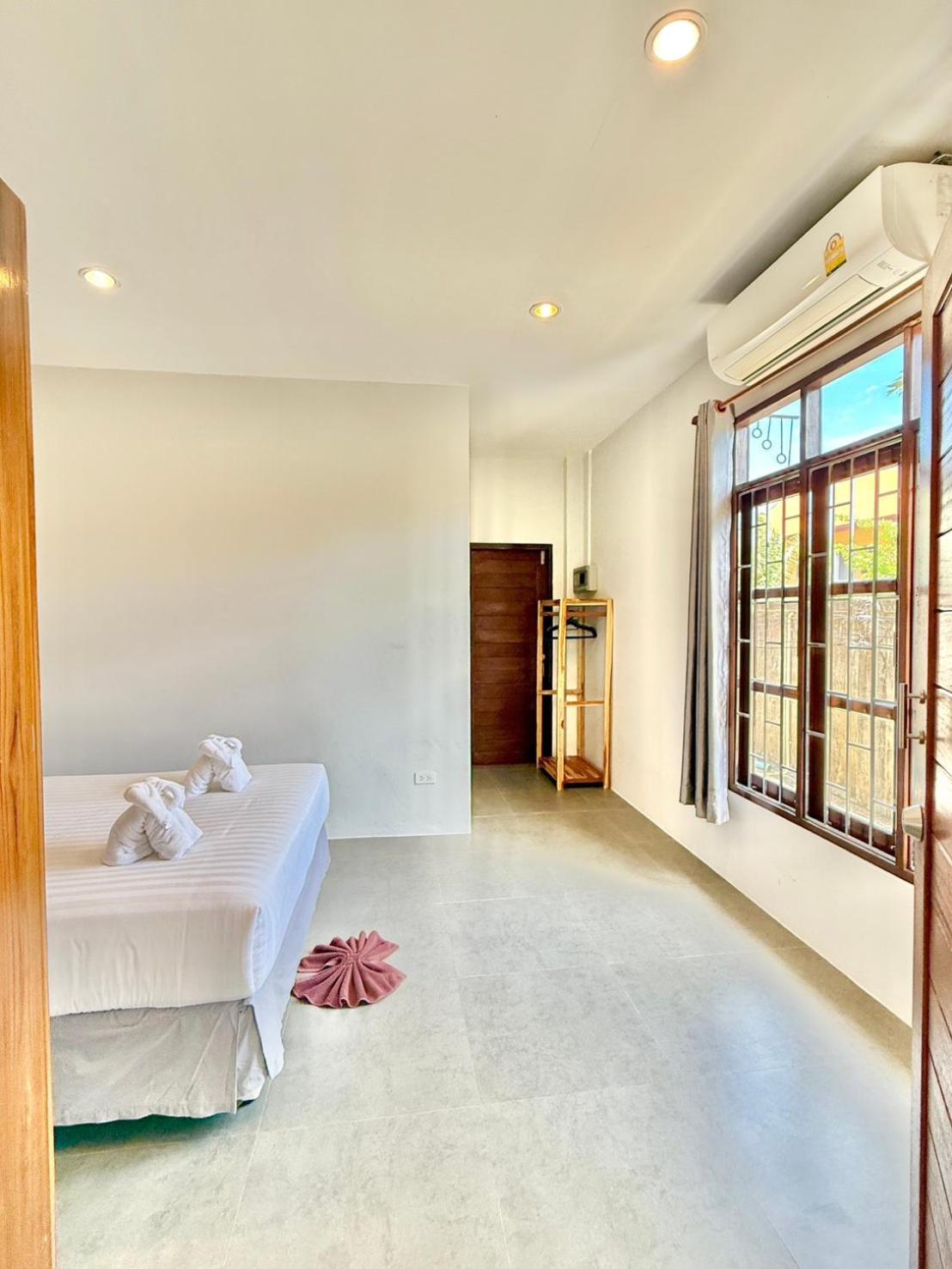 Baan Suan Poolsap - Haad Rin Beach