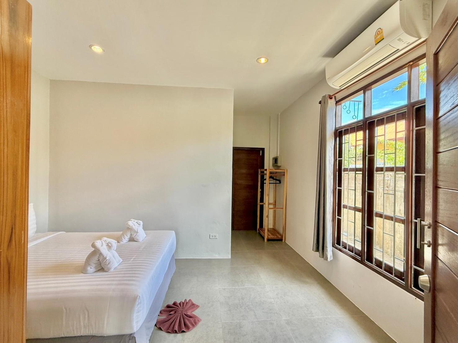 Baan Suan Poolsap - Haad Rin Beach