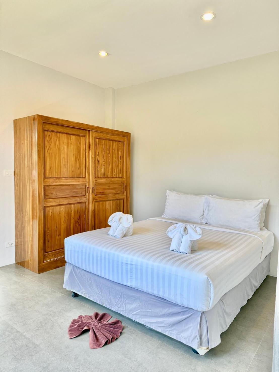 Baan Suan Poolsap - Haad Rin Beach