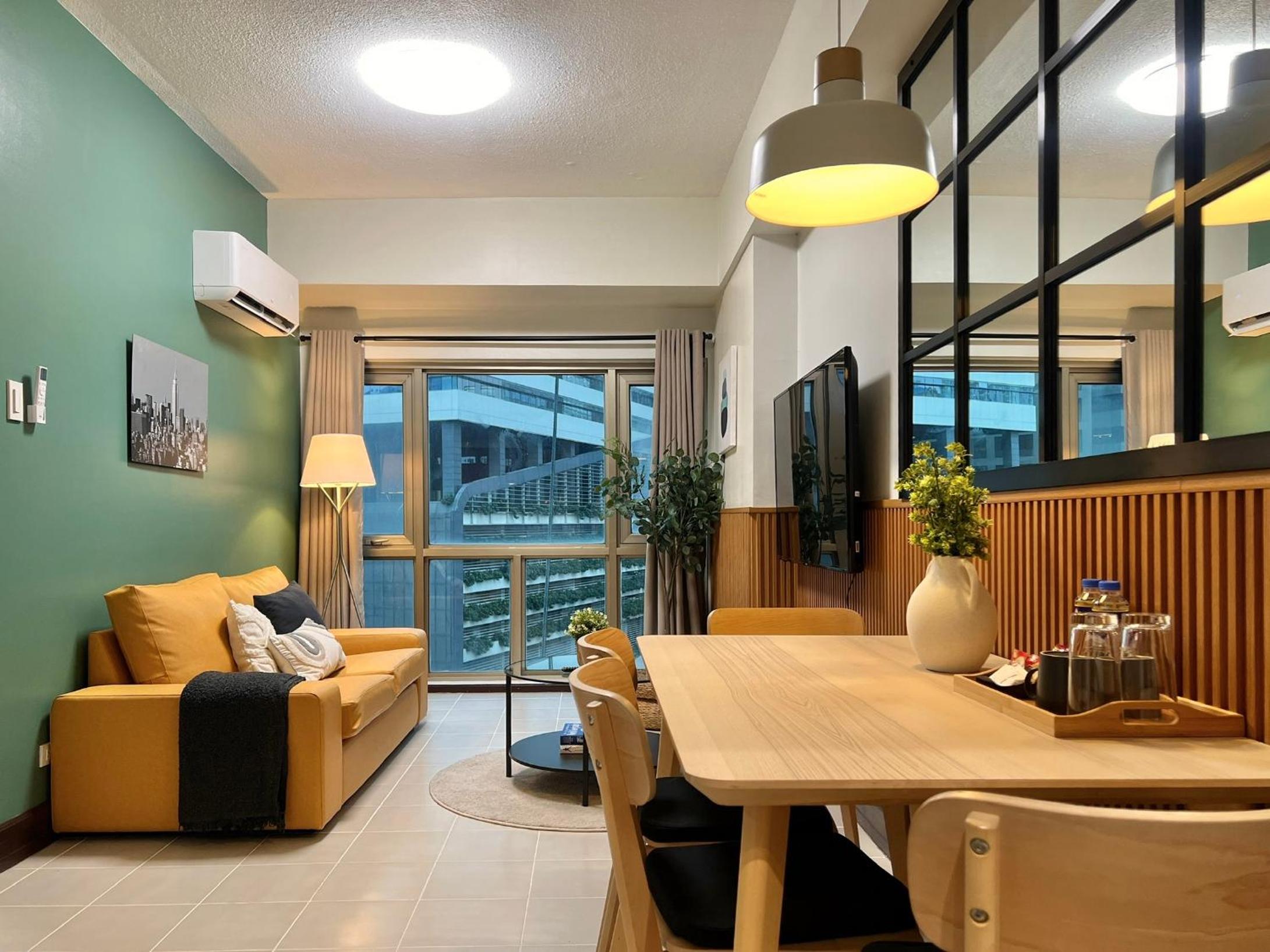 Spacious 1BR with 300MBPS Internet near High Street BGC
