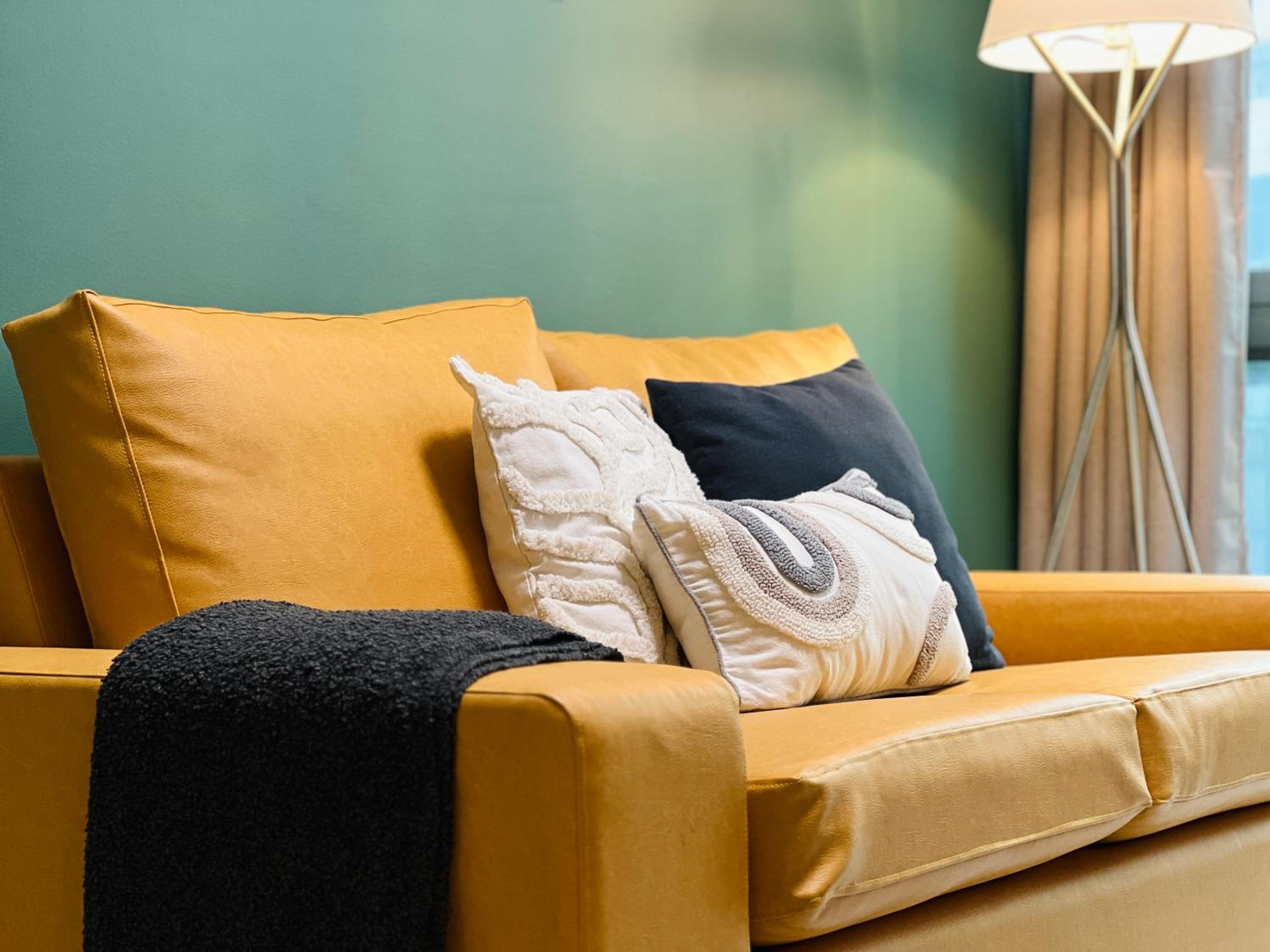 Spacious 1BR with 300MBPS Internet near High Street BGC
