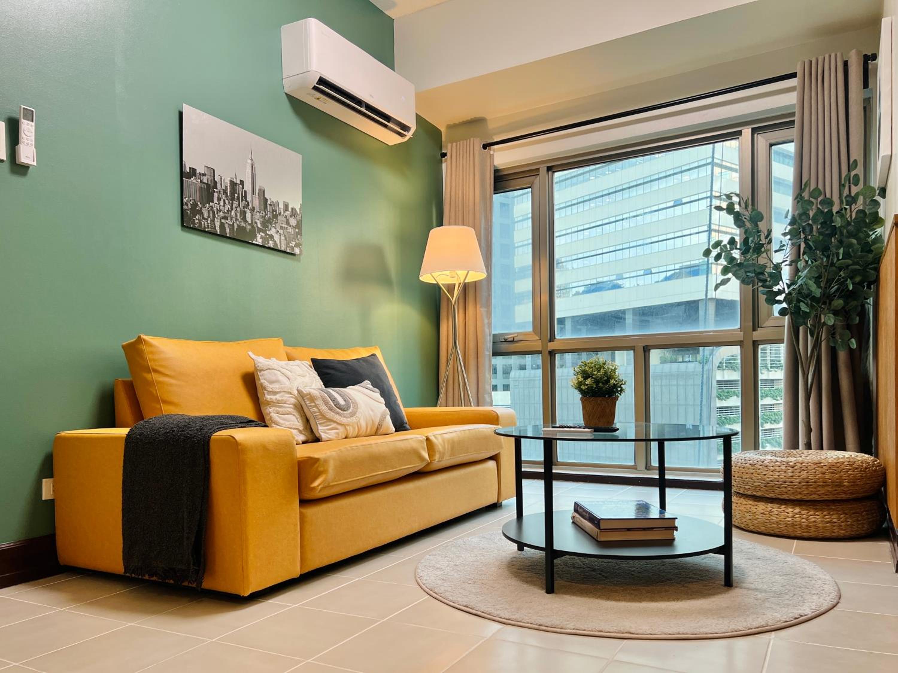 Spacious 1BR with 300MBPS Internet near High Street BGC