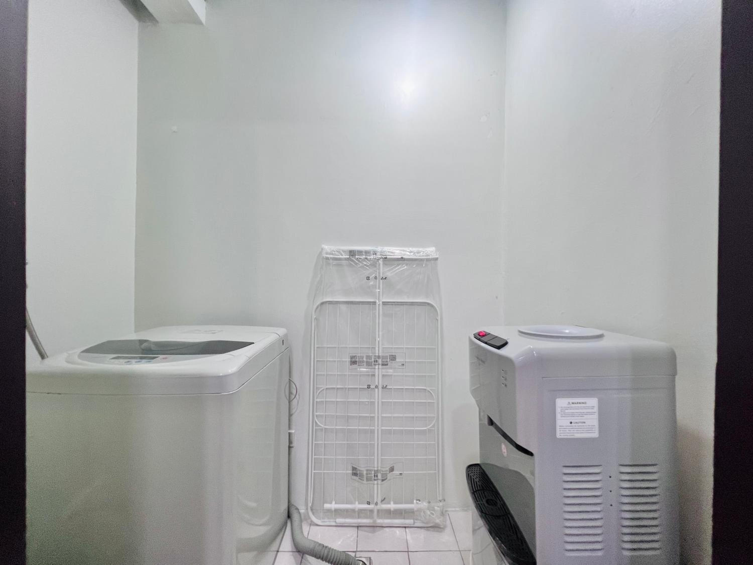 Spacious 1BR with 300MBPS Internet near High Street BGC