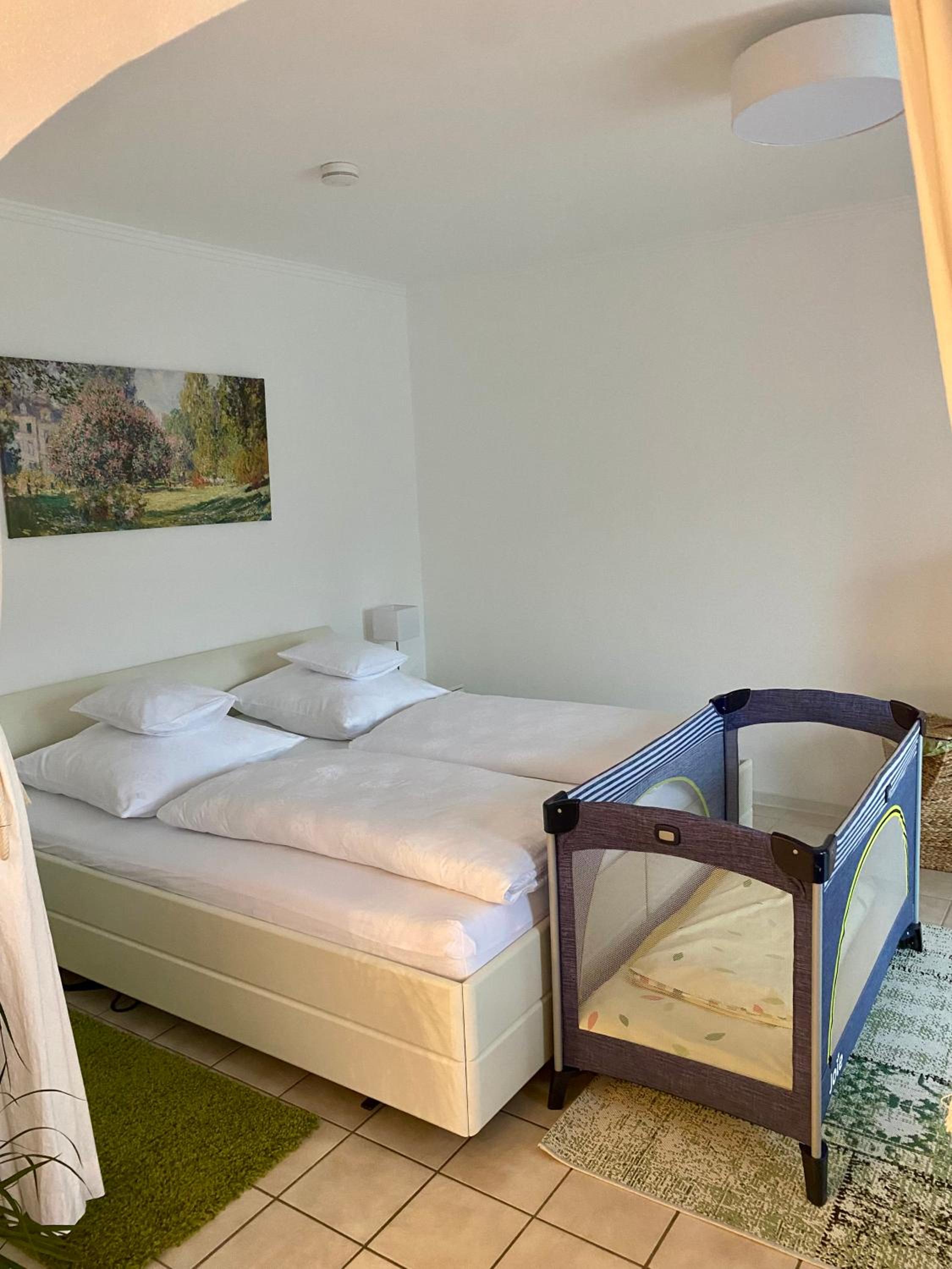 Gemütliche und voll ausgestatette 2 Zimmer Ferienwohnung am Wörthsee mit Terrasse, Grill, Schaukel, Doppelbett oder getrennte Betten fußläufig zu S-Bahn na