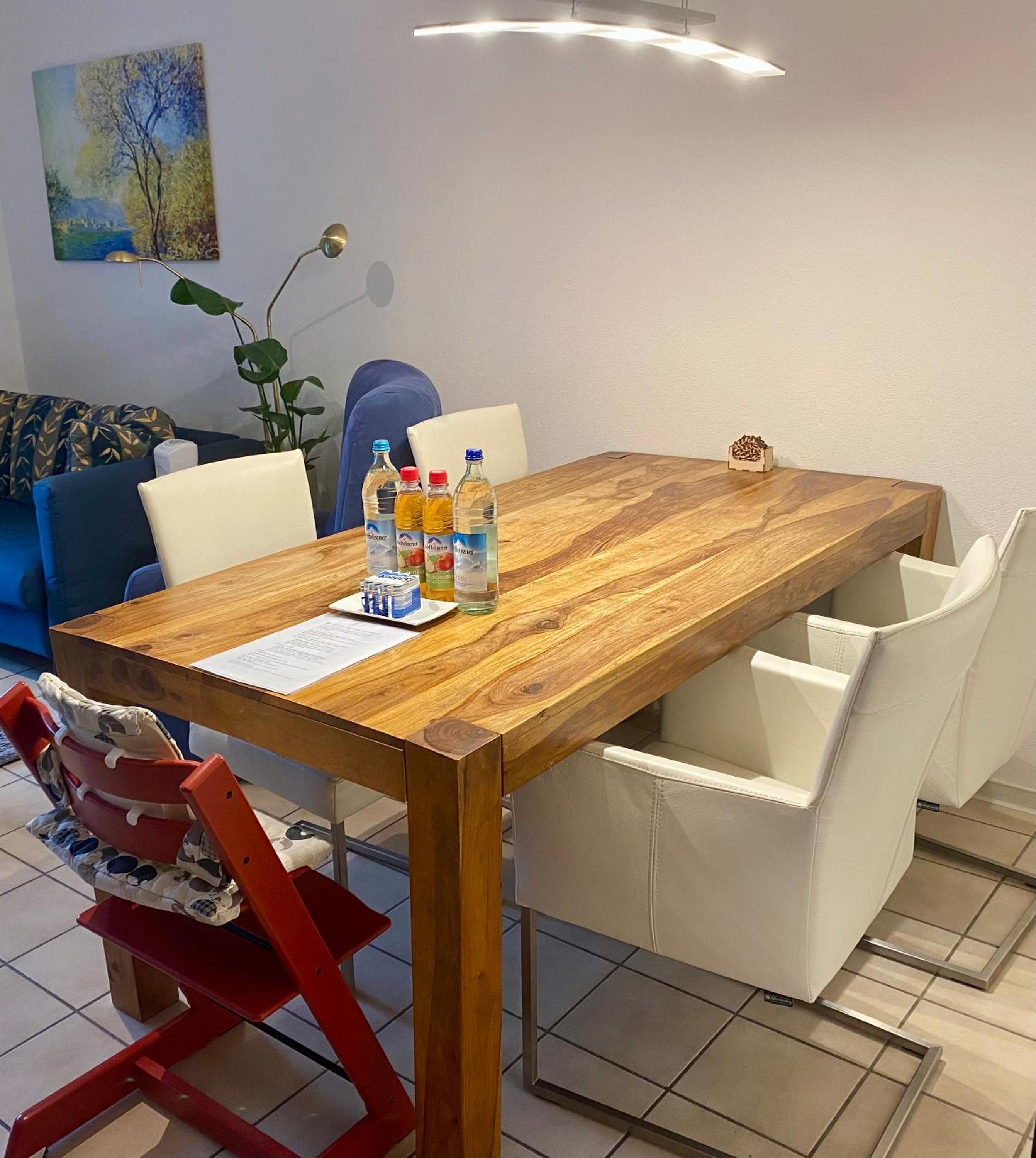 Gemütliche und voll ausgestatette 2 Zimmer Ferienwohnung am Wörthsee mit Terrasse, Grill, Schaukel, Doppelbett oder getrennte Betten fußläufig zu S-Bahn na