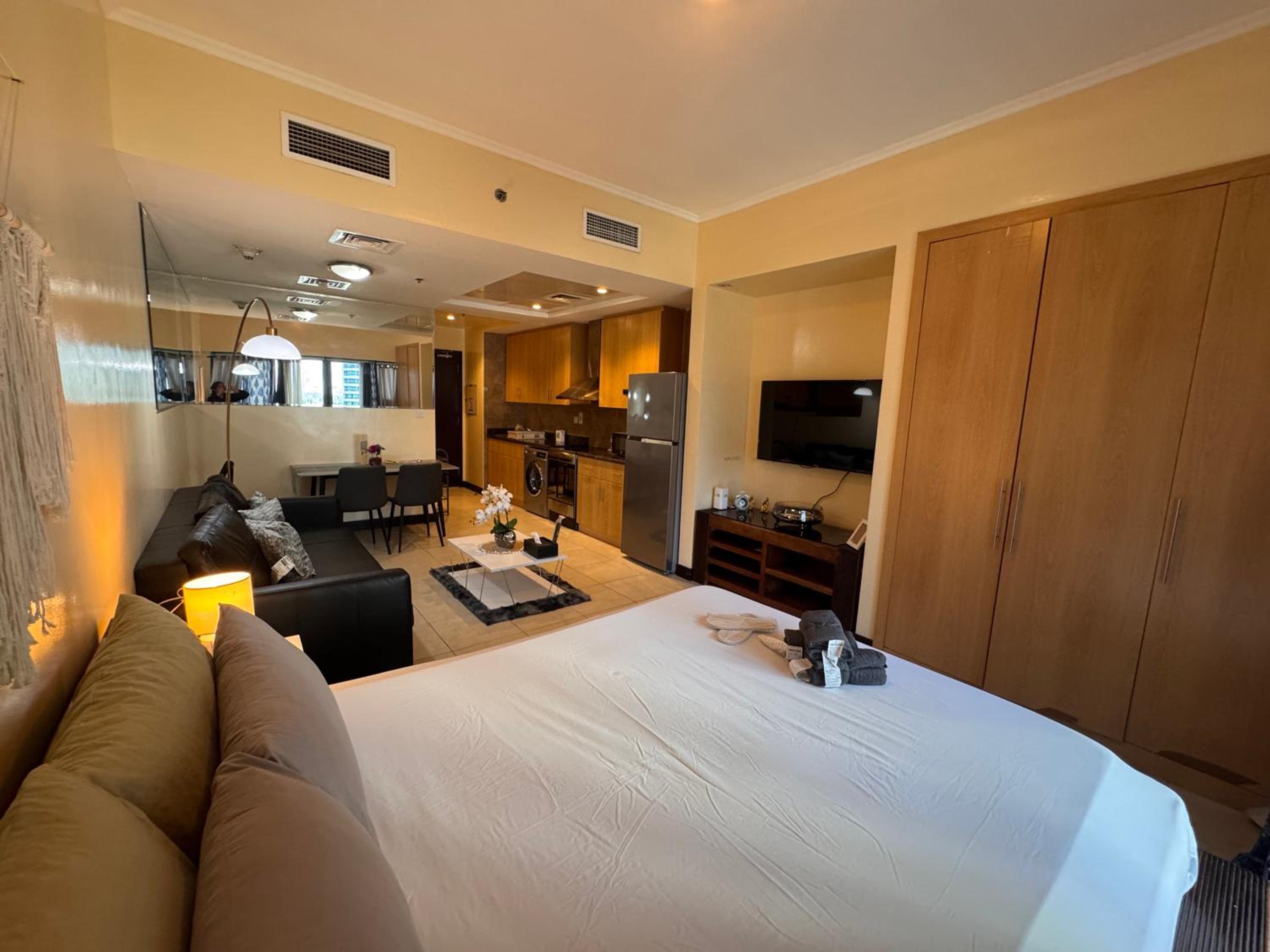 Click Stay - JLT - Studio & Balcony Lakes view Entire Apartment -JN