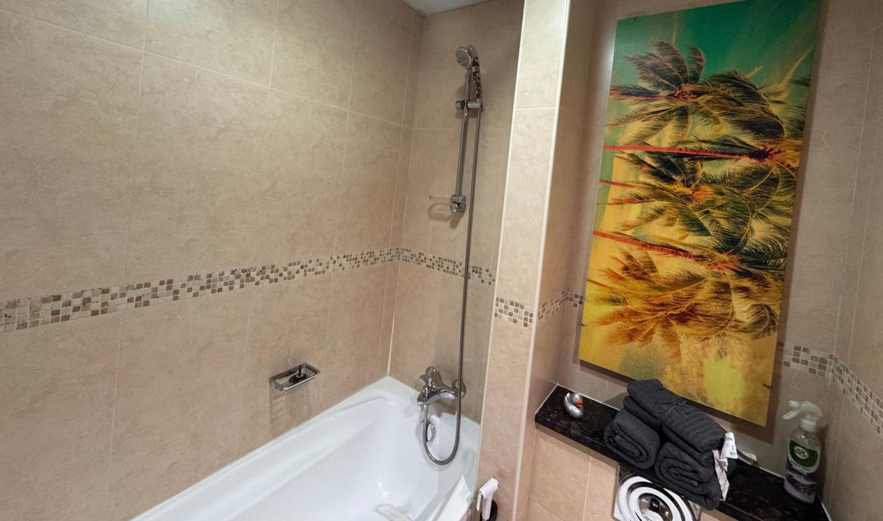 Click Stay - JLT - Studio & Balcony Lakes view Entire Apartment -JN