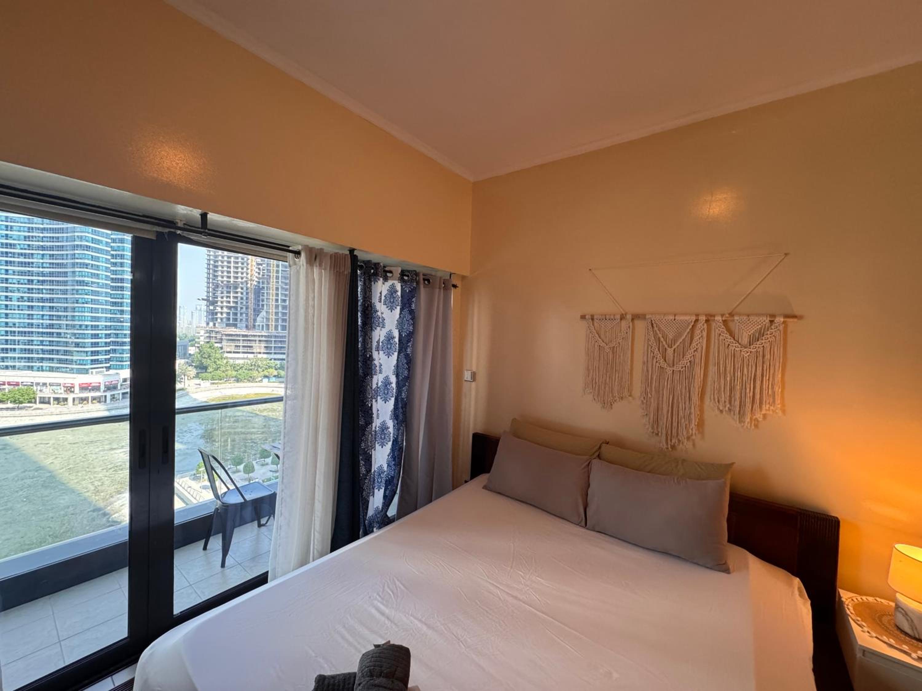 Click Stay - JLT - Studio & Balcony Lakes view Entire Apartment -JN