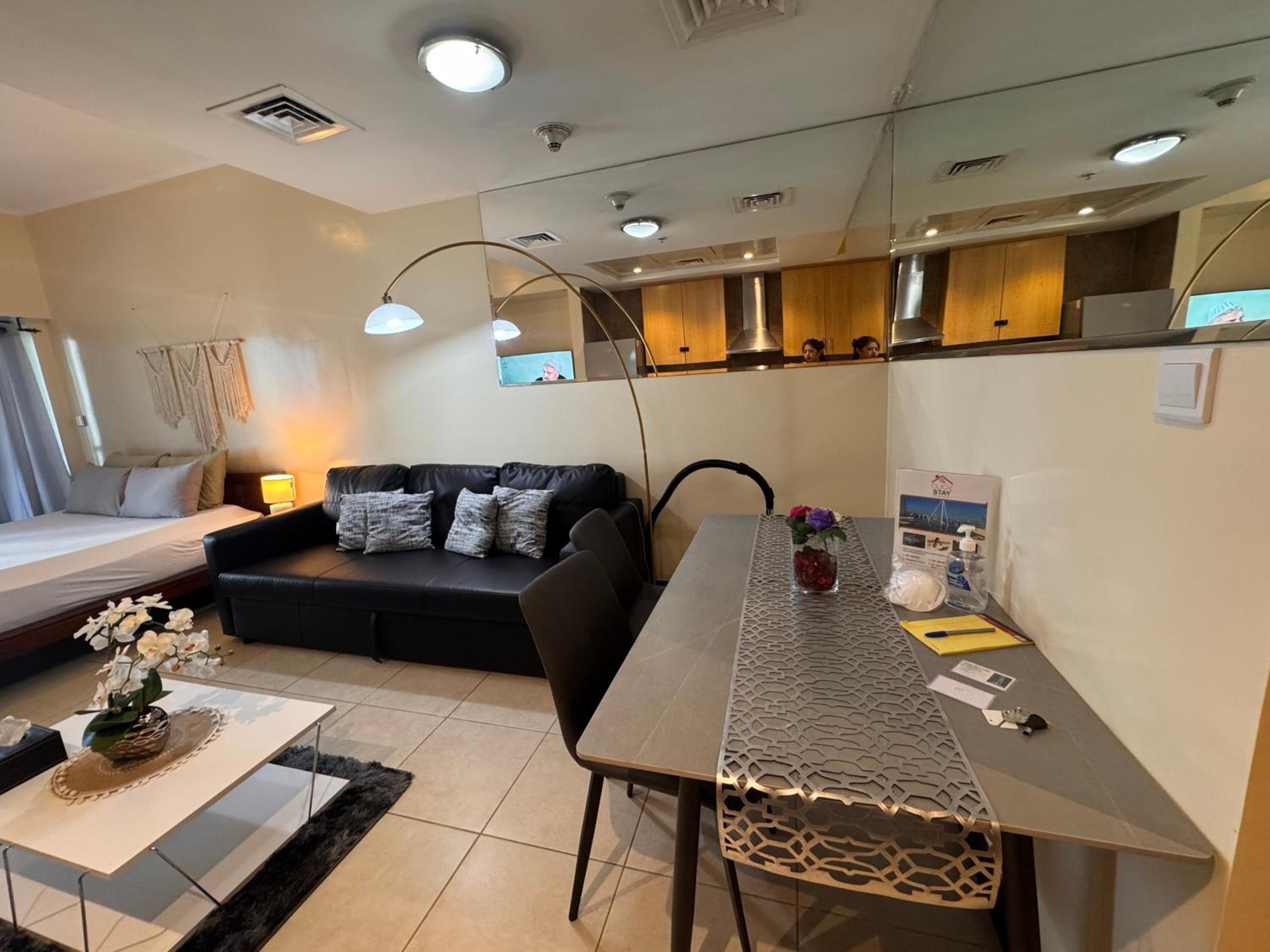 Click Stay - JLT - Studio & Balcony Lakes view Entire Apartment -JN