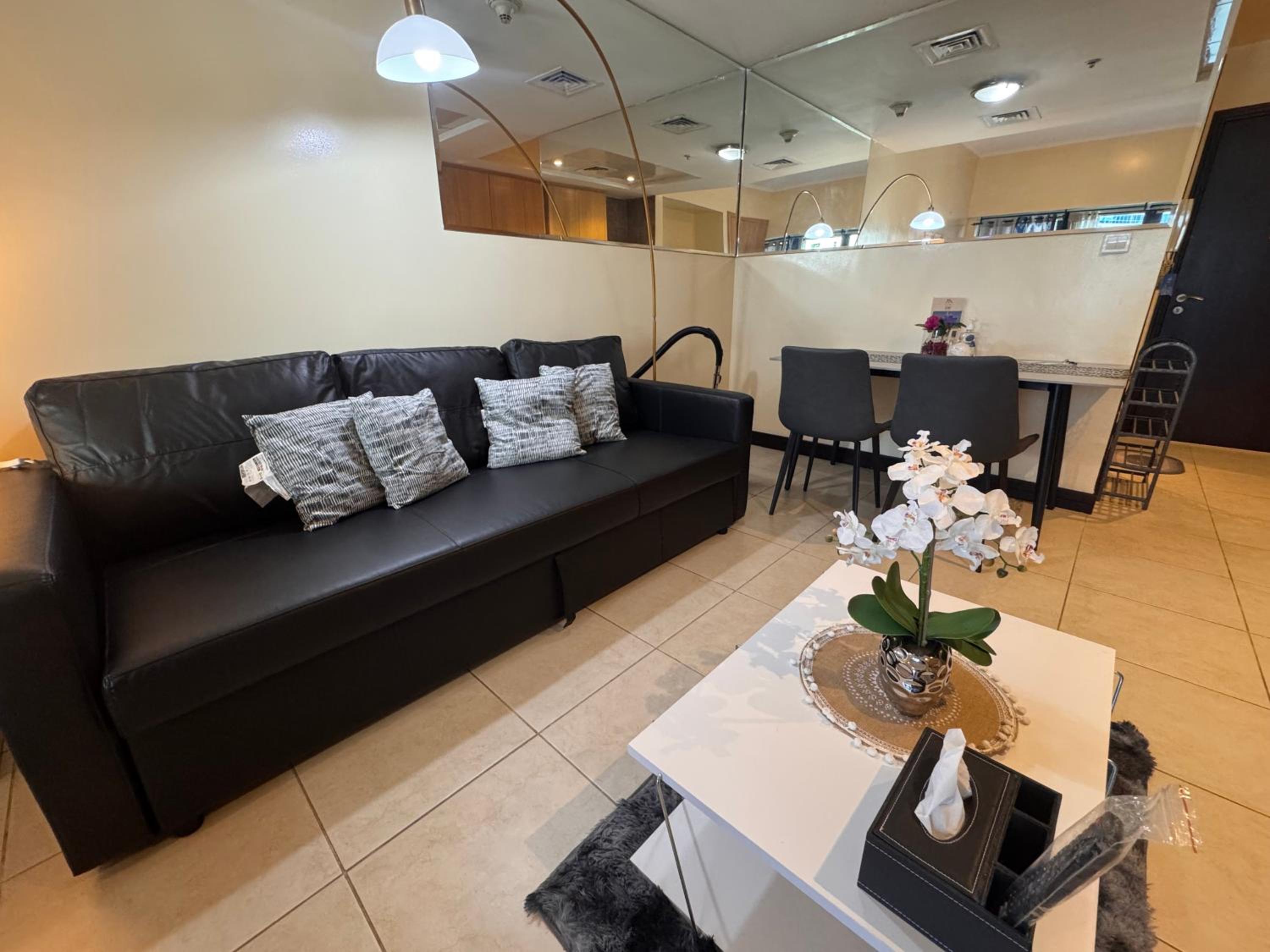 Click Stay - JLT - Studio & Balcony Lakes view Entire Apartment -JN