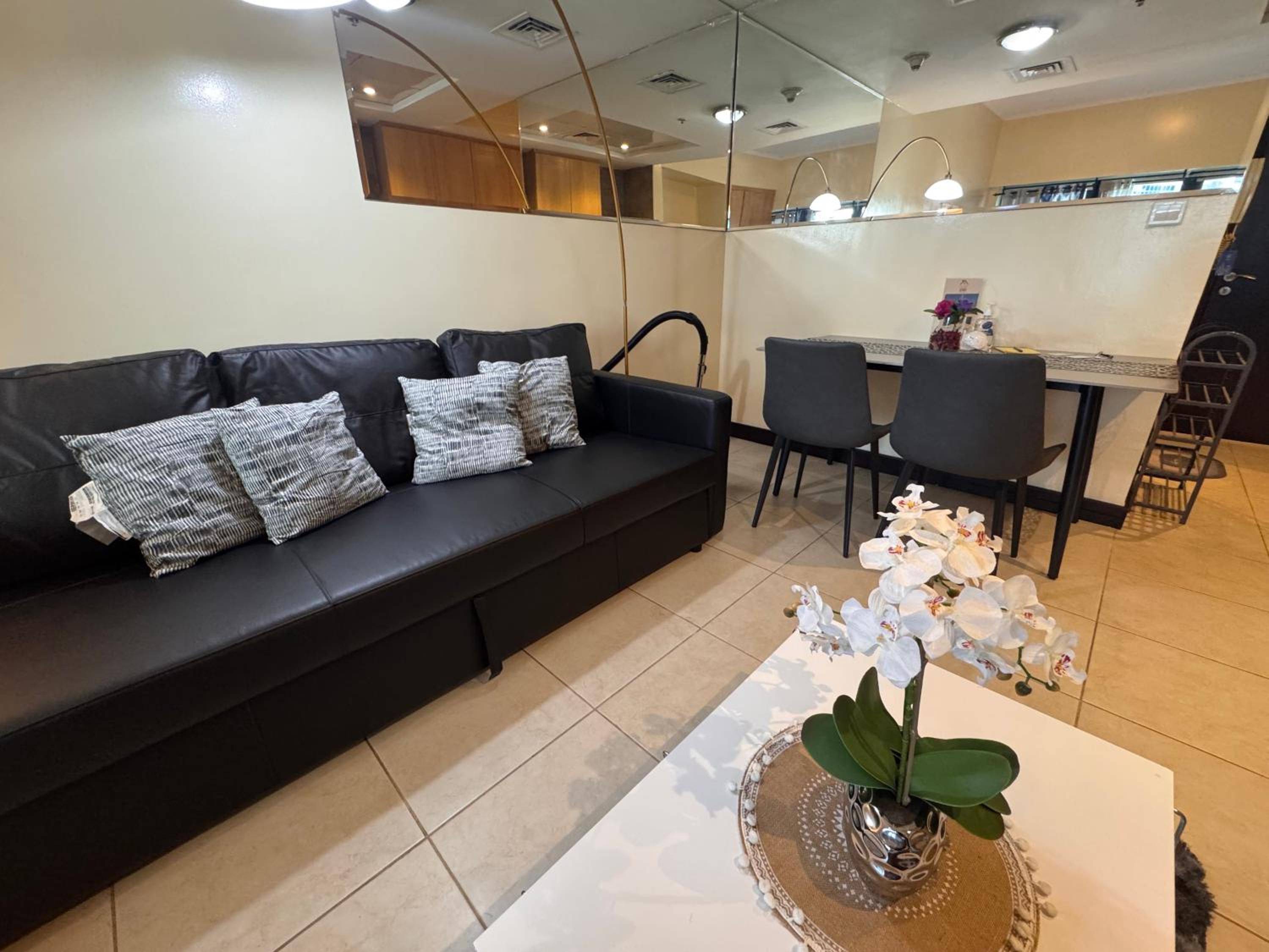 Click Stay - JLT - Studio & Balcony Lakes view Entire Apartment -JN