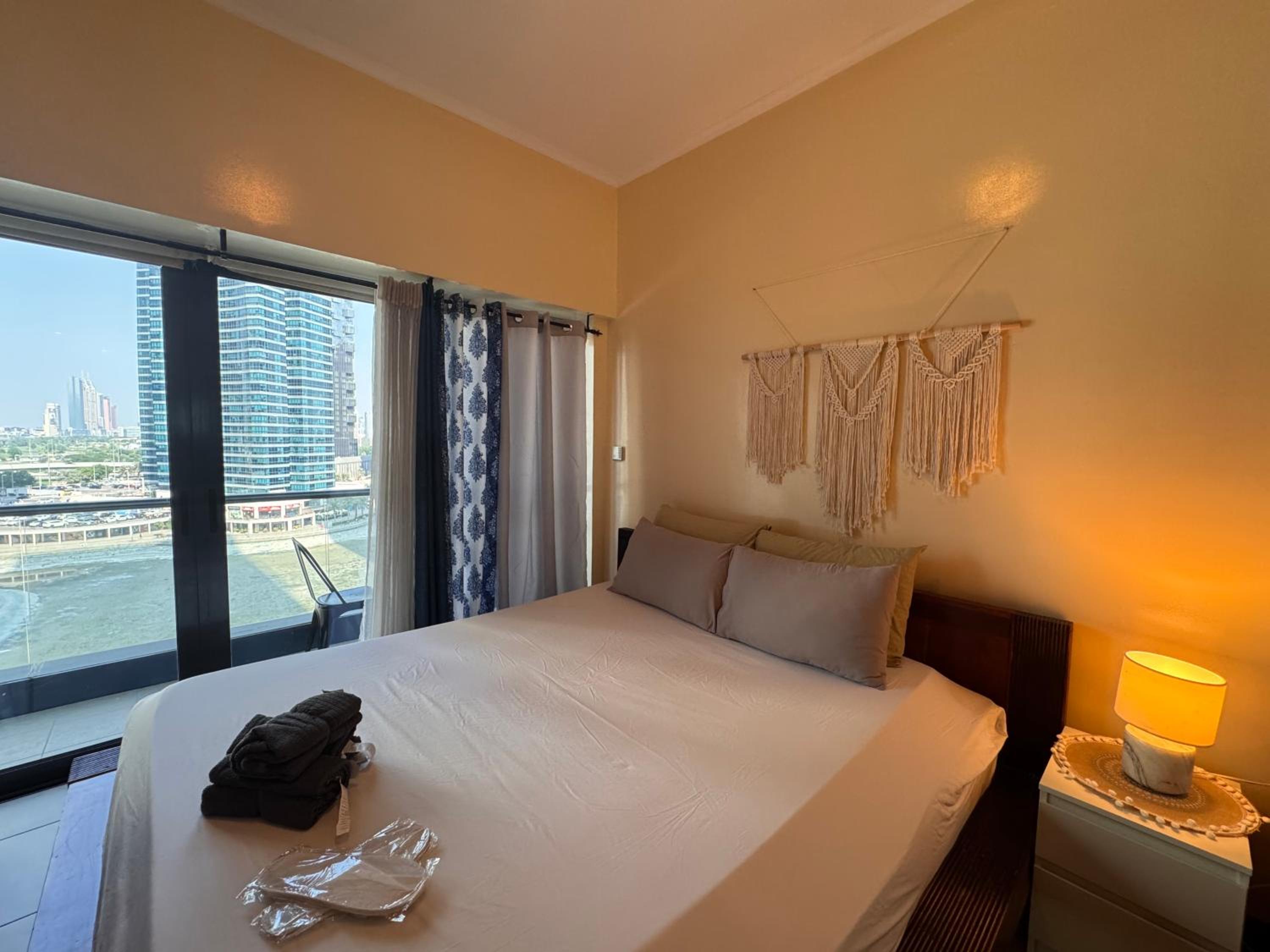 Click Stay - JLT - Studio & Balcony Lakes view Entire Apartment -JN