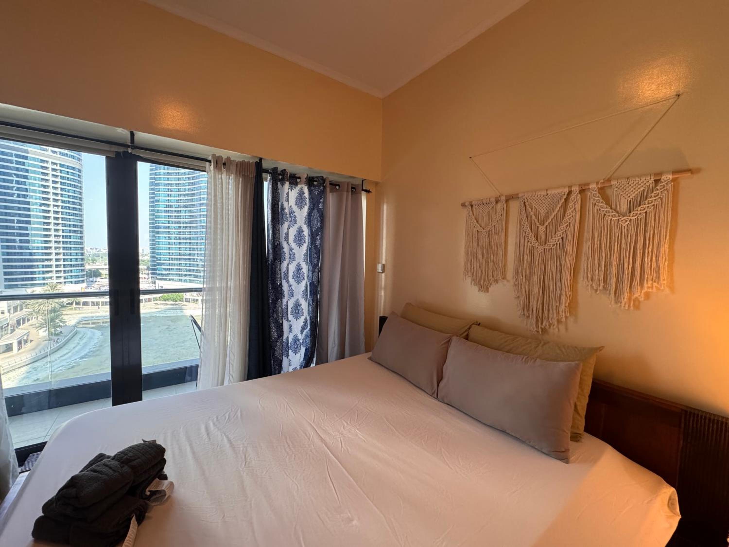 Click Stay - JLT - Studio & Balcony Lakes view Entire Apartment -JN