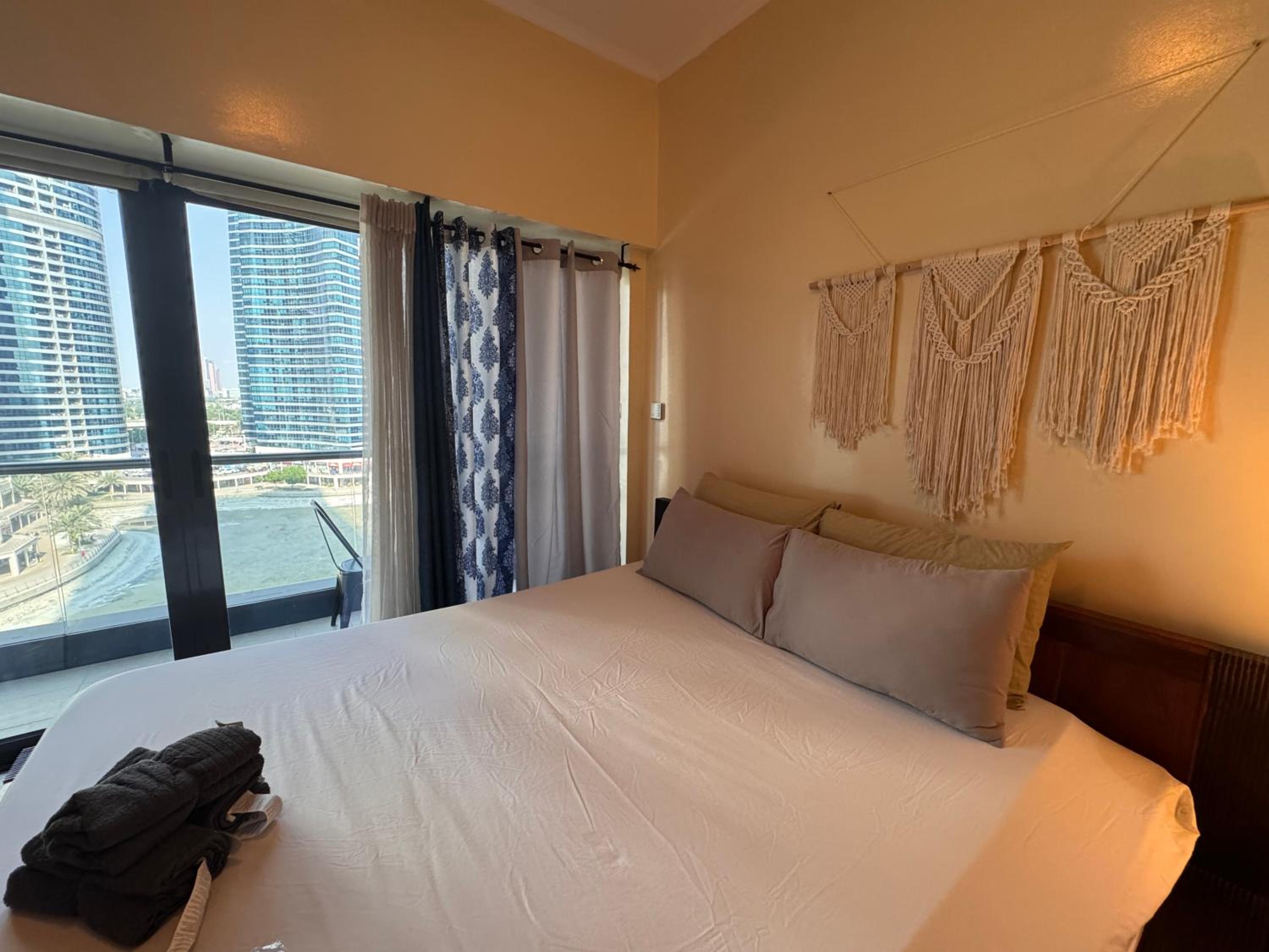 Click Stay - JLT - Studio & Balcony Lakes view Entire Apartment -JN
