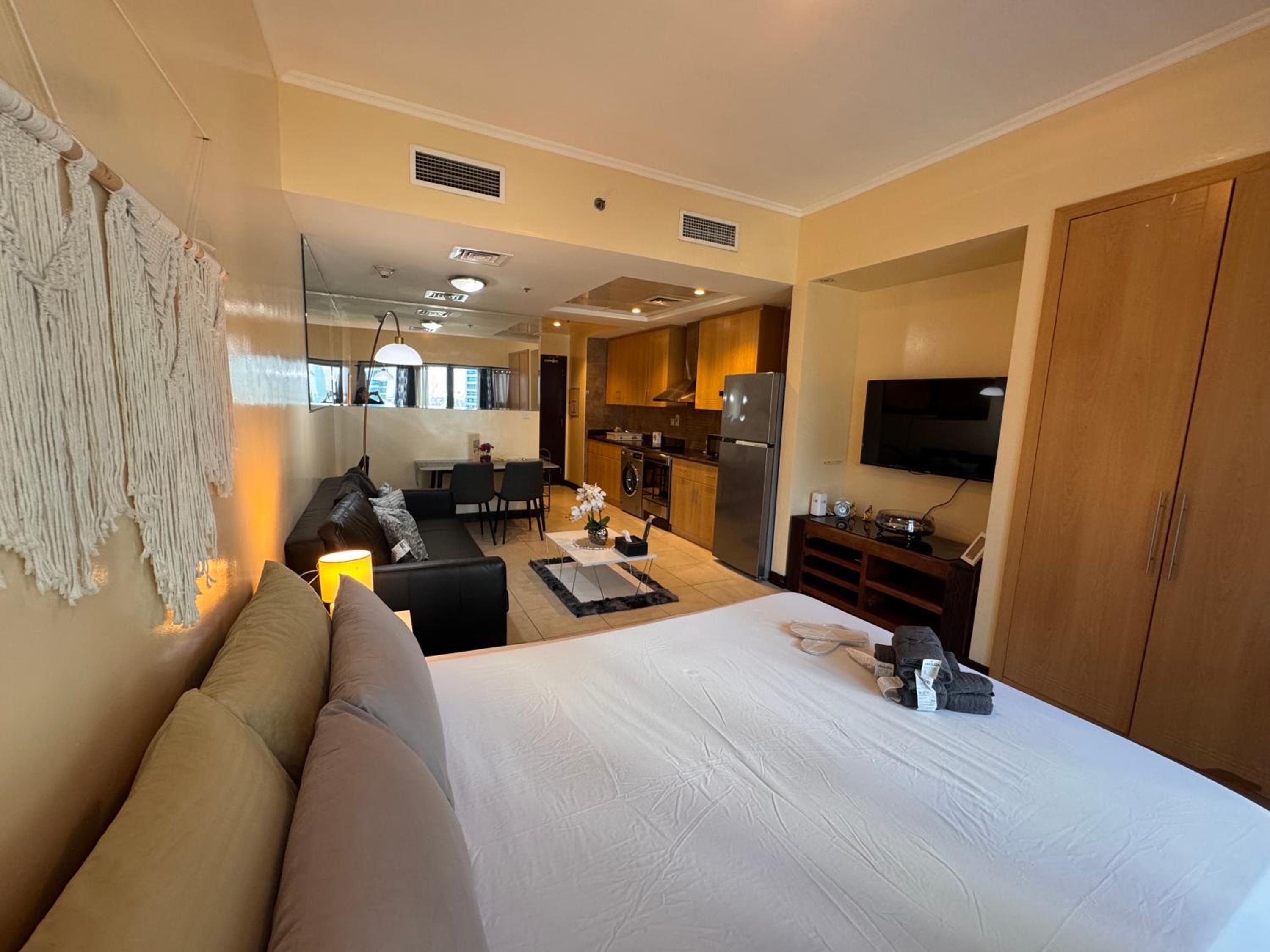 Click Stay - JLT - Studio & Balcony Lakes view Entire Apartment -JN