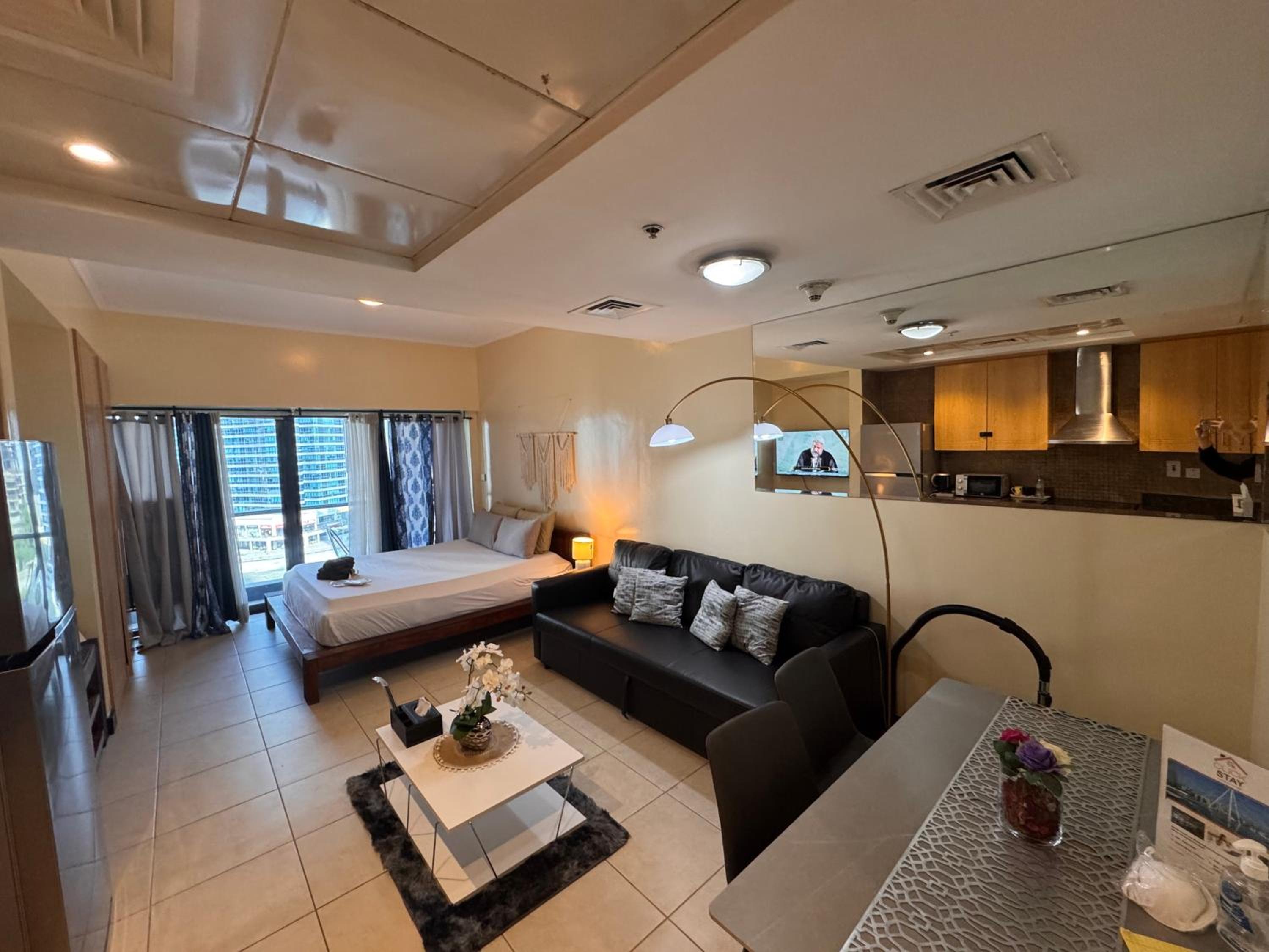Click Stay - JLT - Studio & Balcony Lakes view Entire Apartment -JN