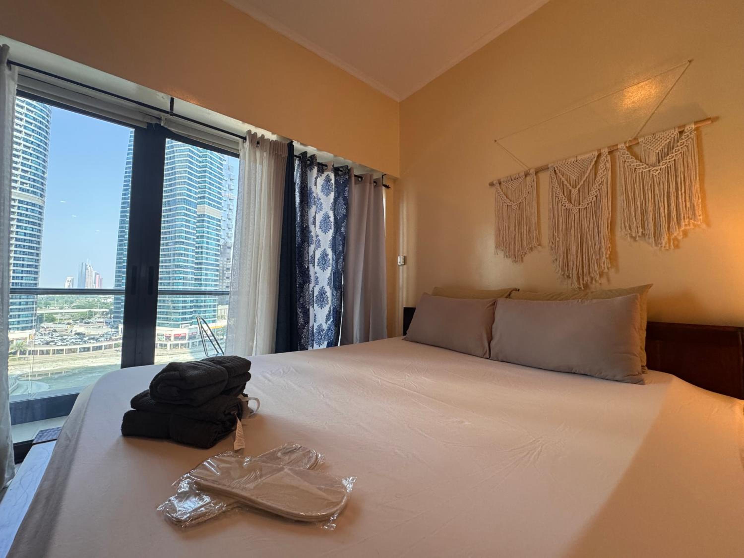 Click Stay - JLT - Studio & Balcony Lakes view Entire Apartment -JN