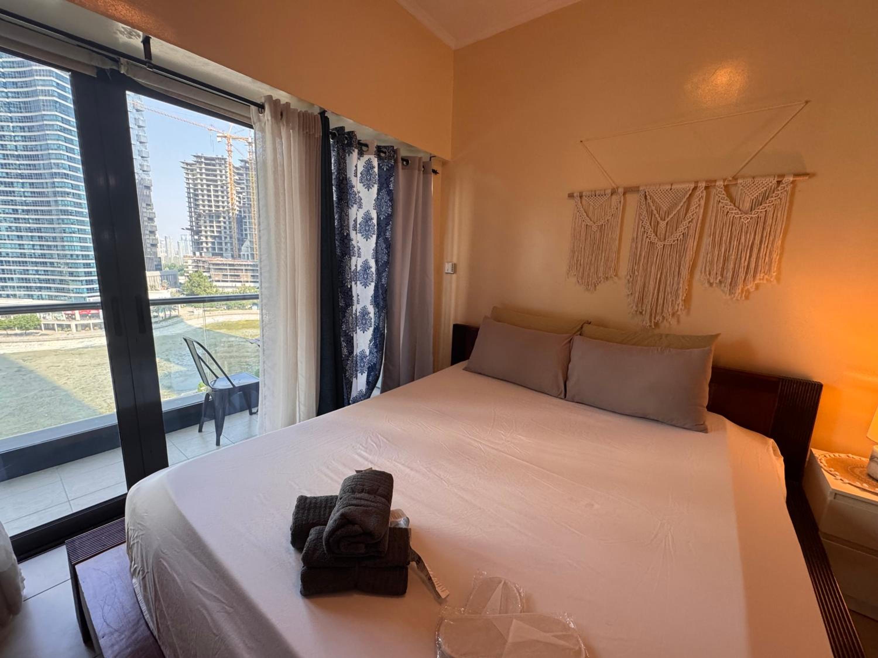 Click Stay - JLT - Studio & Balcony Lakes view Entire Apartment -JN
