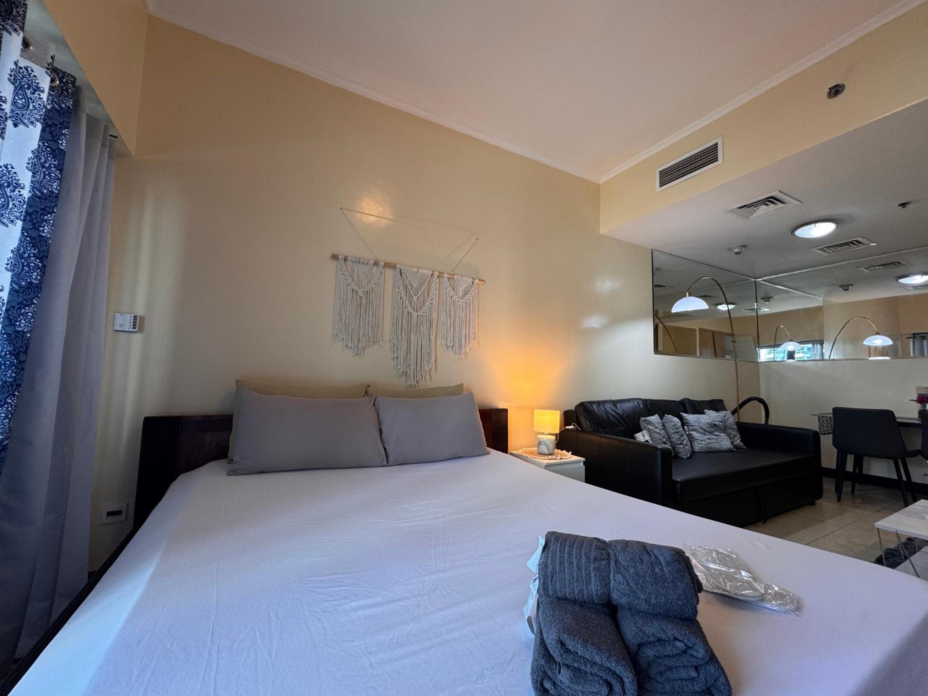 Click Stay - JLT - Studio & Balcony Lakes view Entire Apartment -JN