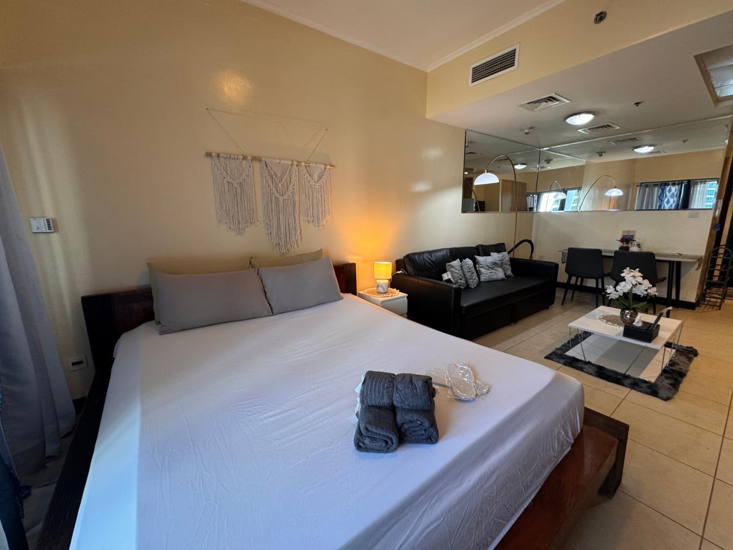 Click Stay - JLT - Studio & Balcony Lakes view Entire Apartment -JN